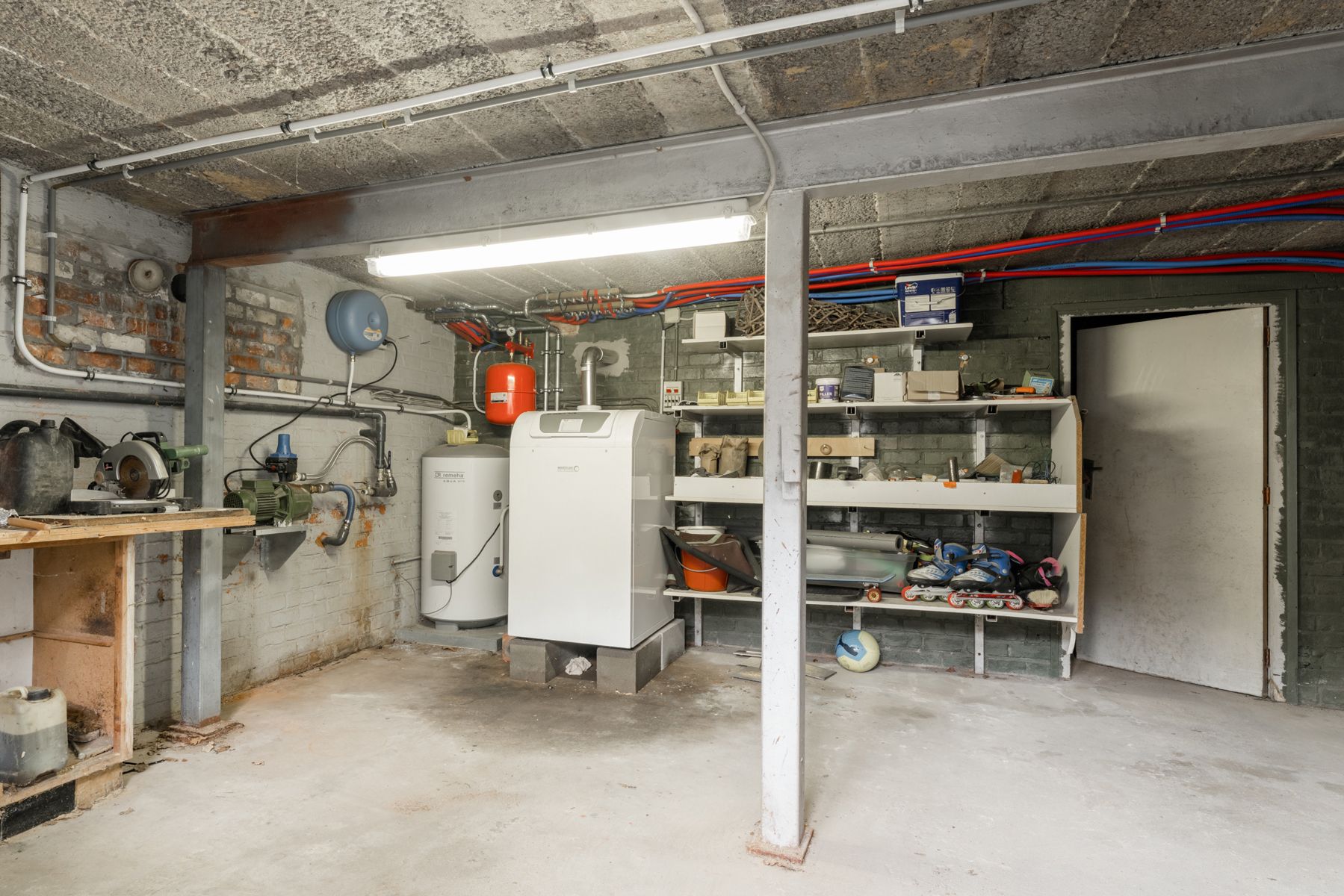 Ruime gerenoveerde woning met zwembad  foto 36