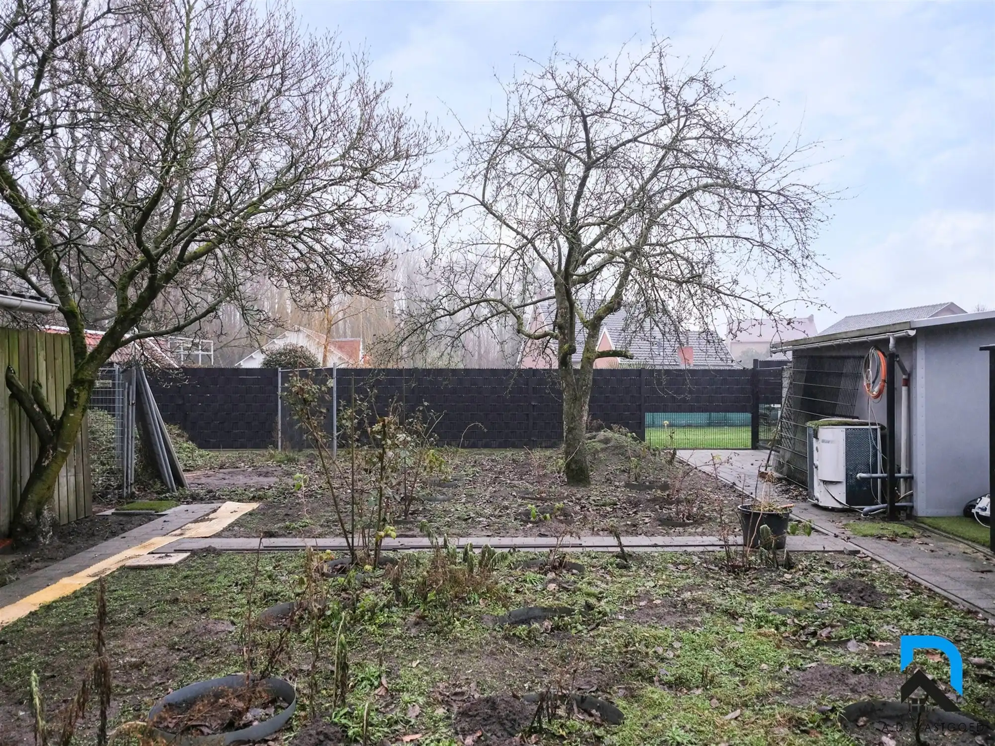 Ruime woning met prachtige tuin foto 41