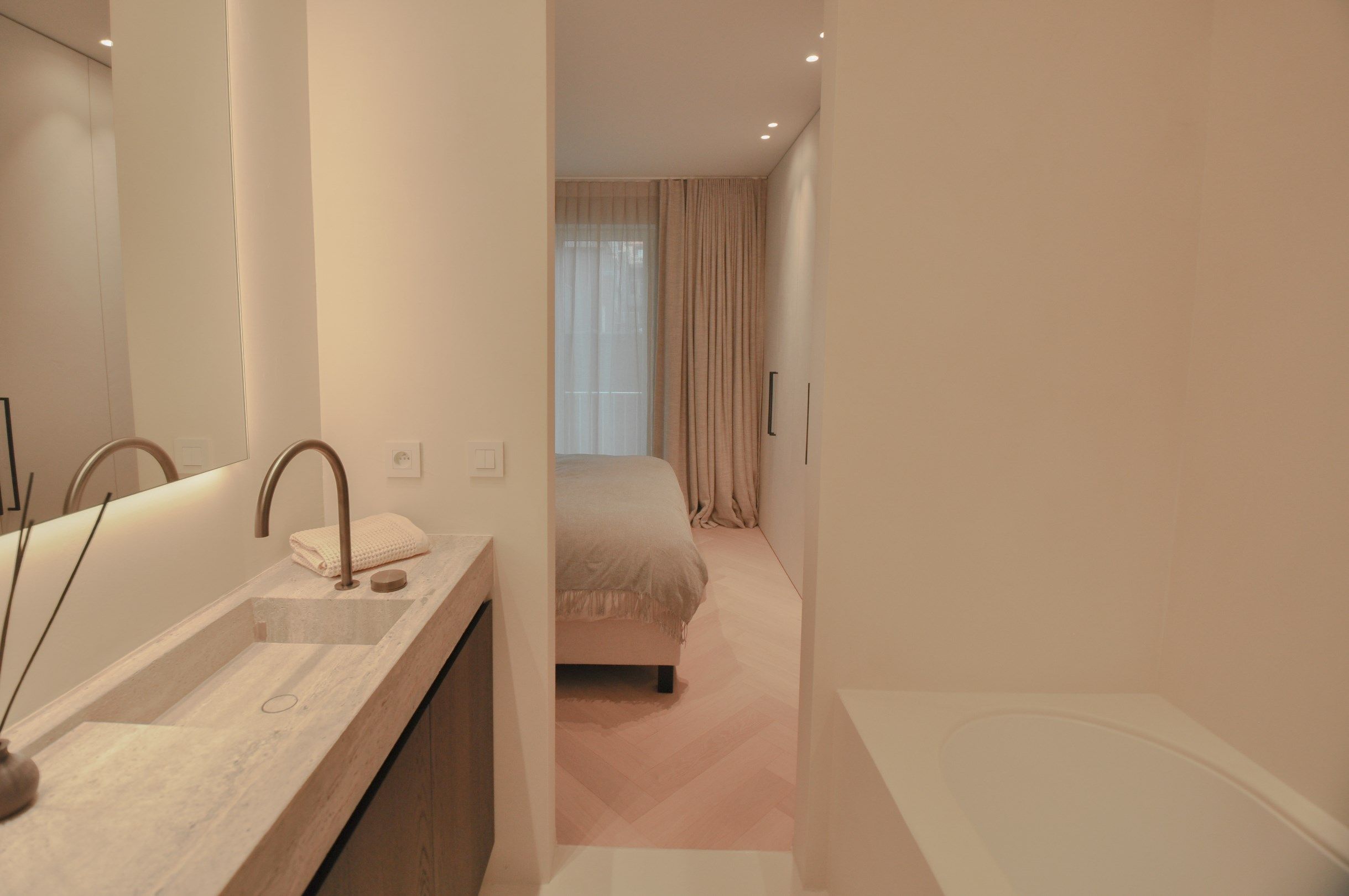 Uitzonderlijk ,tijdloos volledig gerenoveerd appartement met een open zicht . foto 21