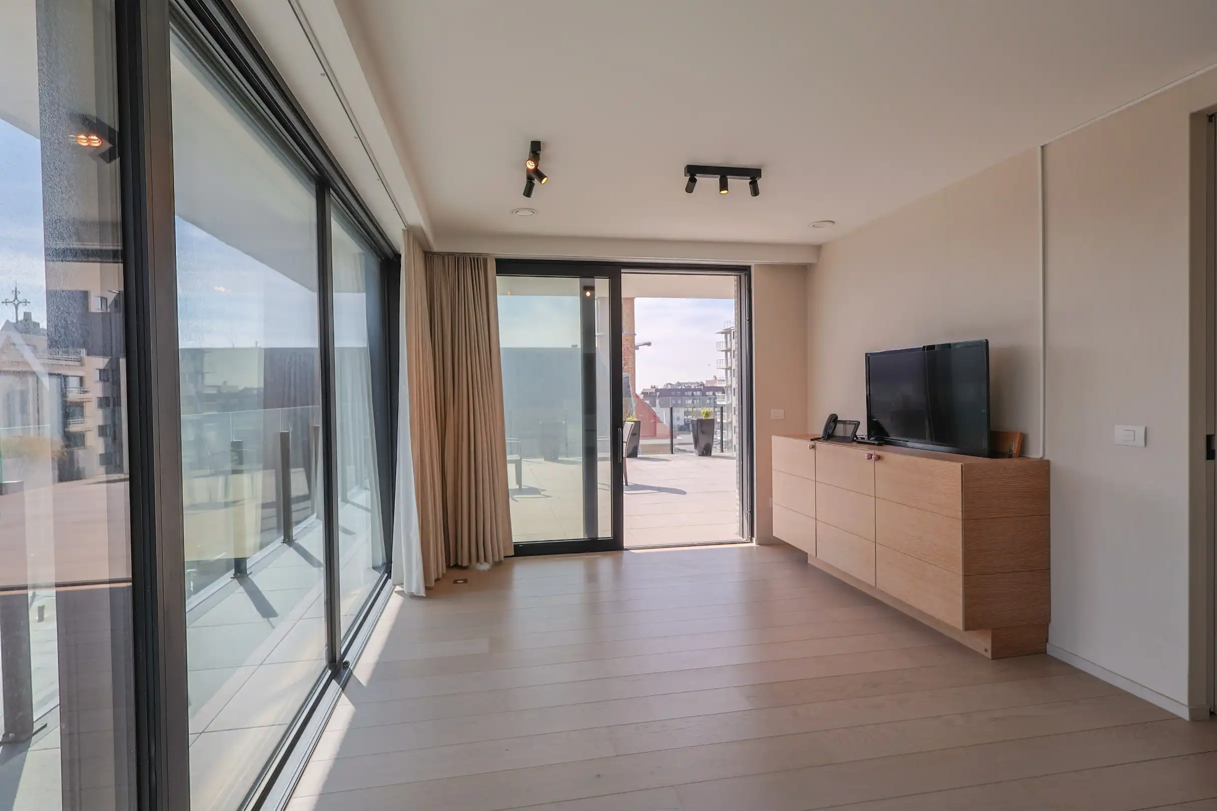 Verhuurde assistentiewoning met uitzonderlijk ruim zonneterras van 64,5m² in Oostduinkerke! foto 5