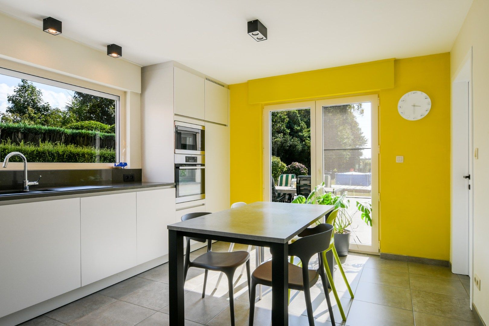 Gerenoveerde gezinswoning met tuin en garage in landelijke omgeving foto 6