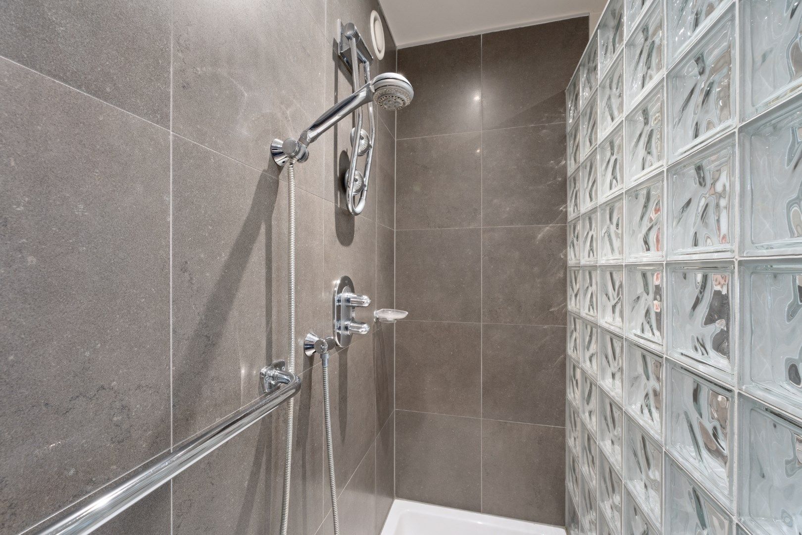 stijlvol gerenoveerd appartement met 2 slaapkamer foto 11