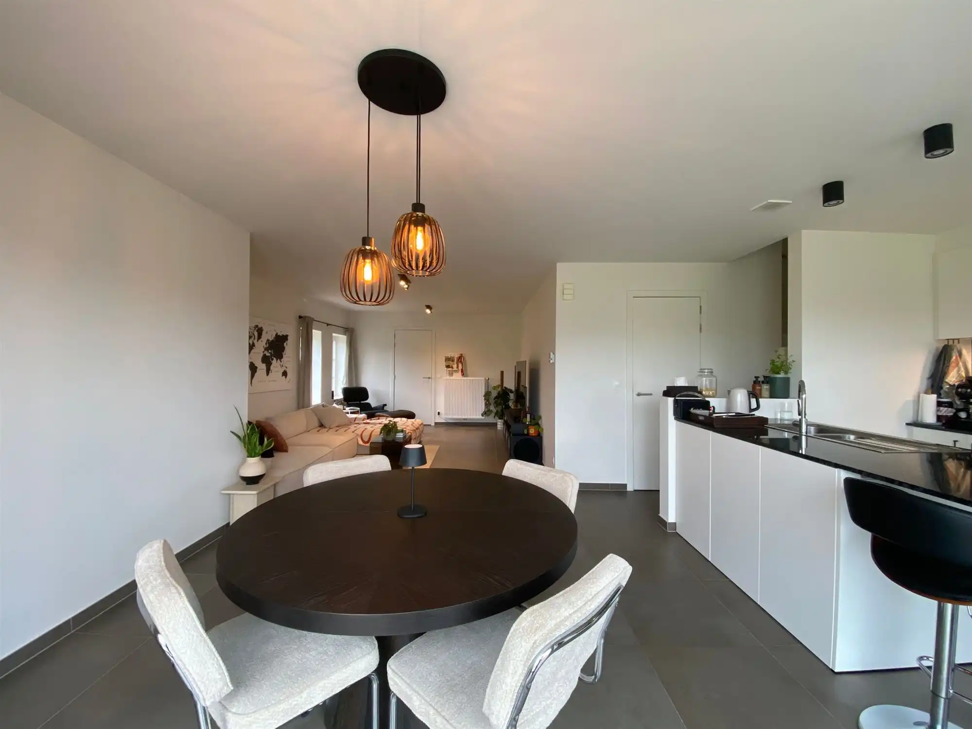 Mooi afgewerkte halfopen woning met 4 slaapkamers en inpandige garage foto 5
