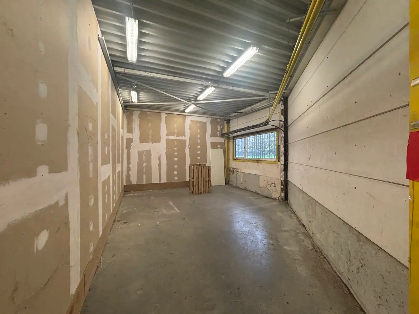 Baanwinkel te huur in Philippeville, toplocatie retailpark foto 7