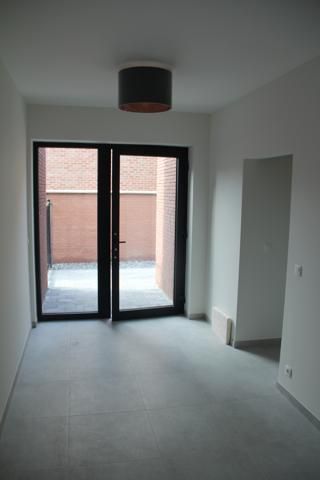 Energiezuinig (E48) gelijkvloers appartement, Kerkplein 4, midden in het centrum van Kortessem en voorzien van alle modern komfort: lift naar de garage, cv op aardgas, aluminium ramen met dubbel glas, ingerichte keuken met keramische kookplaat, vaatwasser, oven en koelkast. Berging, apart toilet, 3 slaapkamers, badkamer met inloopdouche en dubbele wastafel, ruim zuid-westelijk georiënteerd terras + kleine privé tuin aan de achterkant, dubbele garagestandplaats, kelderberging. Het appartement is  foto 13