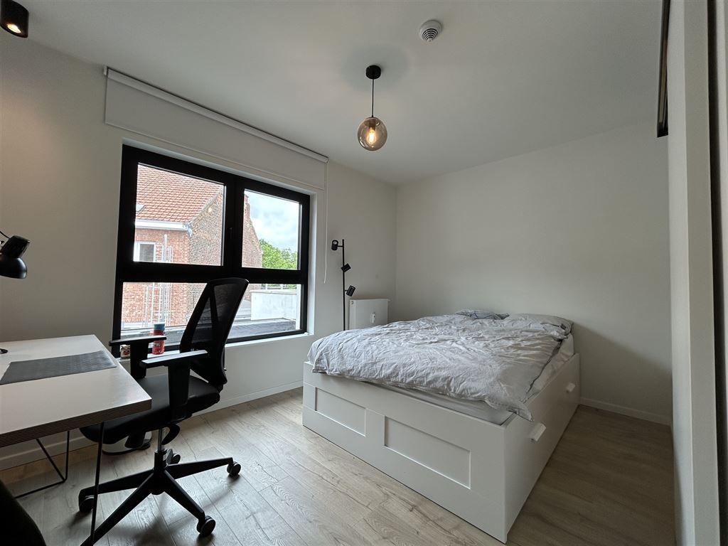 Rustige, lichtrijke studentenkamer foto 2