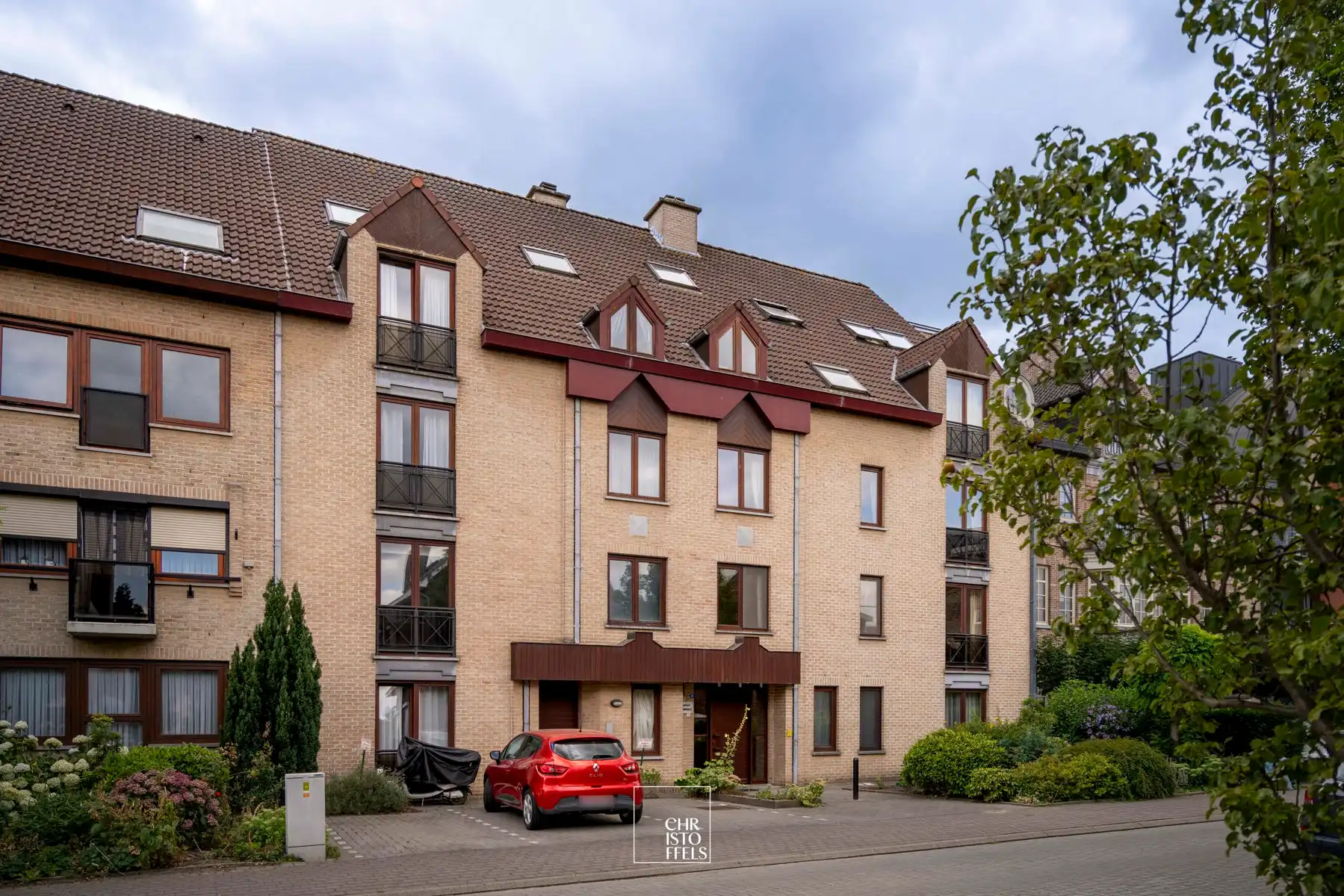 Riant appartement (239m²) met twee garageboxen in Lanaken-centrum! foto 10
