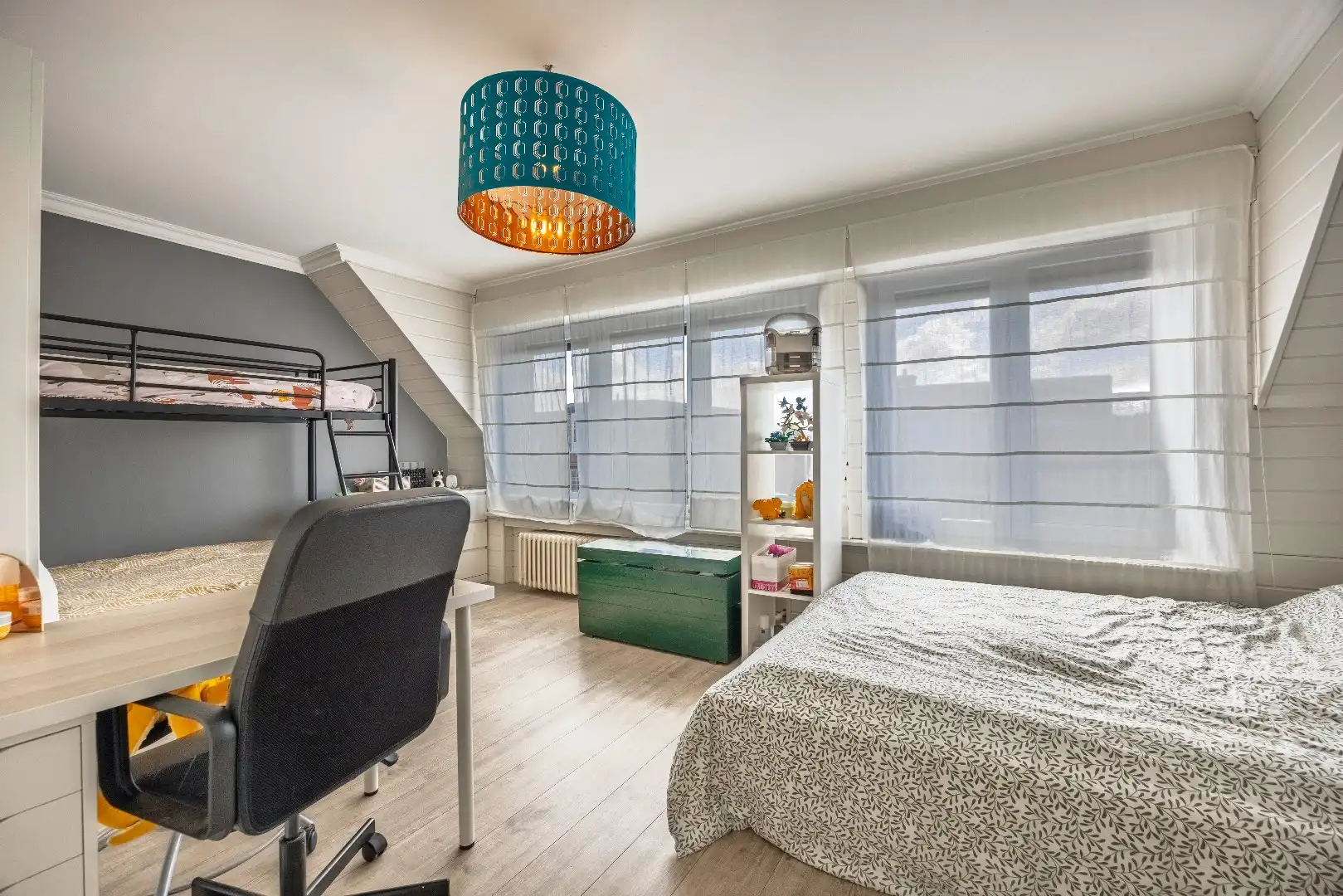 Instapklare bel-etagewoning met garage, zonnepanelen en aangename buitenruimte in het centrum van Heist. foto 20