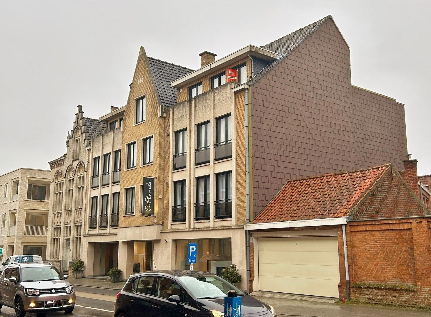 Instapklaar appartement met terras en garage op centrale ligging foto {{pictureIndex}}