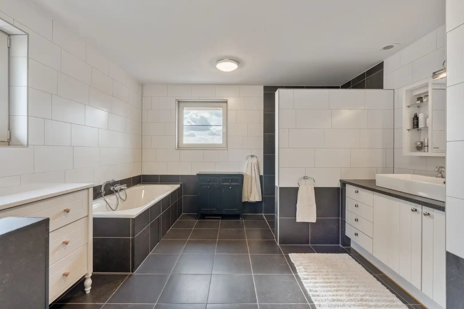 Stijlvolle villa in tijdloze pastorijstijl met zwembad en exclusieve tuinbeleving. foto 24