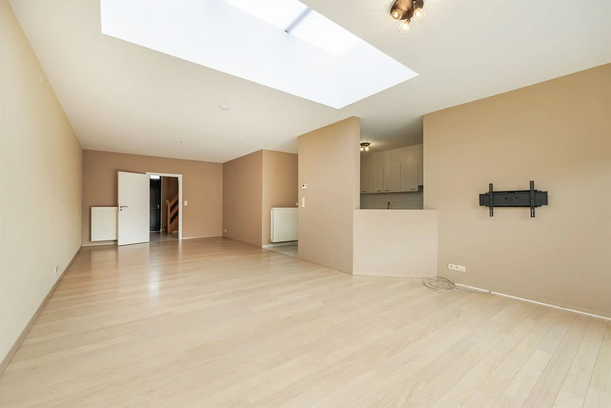 Instapklare ruime woning met 4 slpkmrs. en tuin foto 9