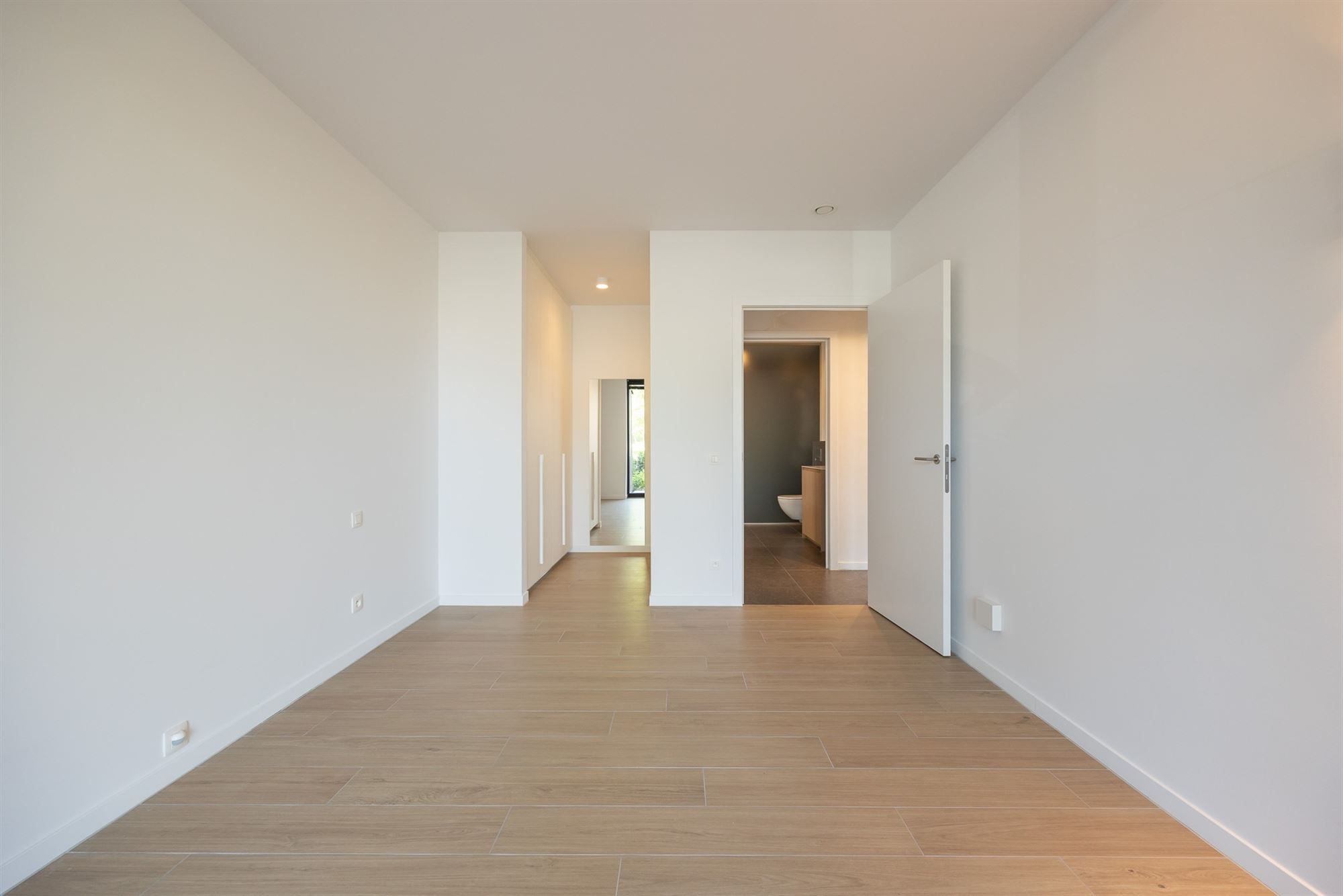 Lichtrijk en luxueus appartement met omvattende tuin foto 26