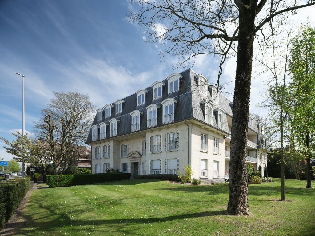 Ruim en stijlvol 4 slpk-appartement (bew.opp. 274 m2) met terras, gelegen op de eerste verdieping van de standingvolle residentie ‘Trianon’ op slechts 10 minuten van 'Centrum Gent'. foto {{pictureIndex}}