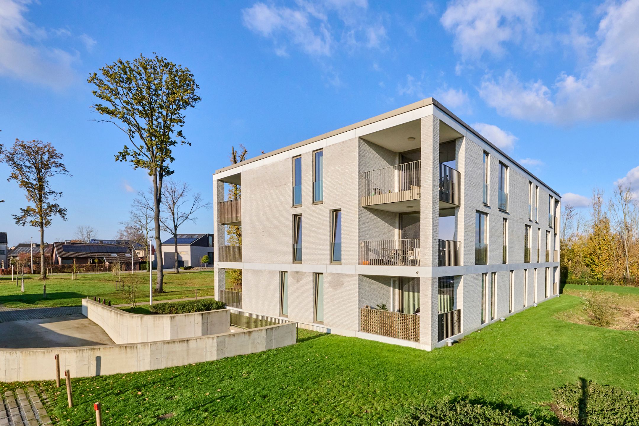 Energiezuinig 2 slpk appartement - terras - parking foto {{pictureIndex}}