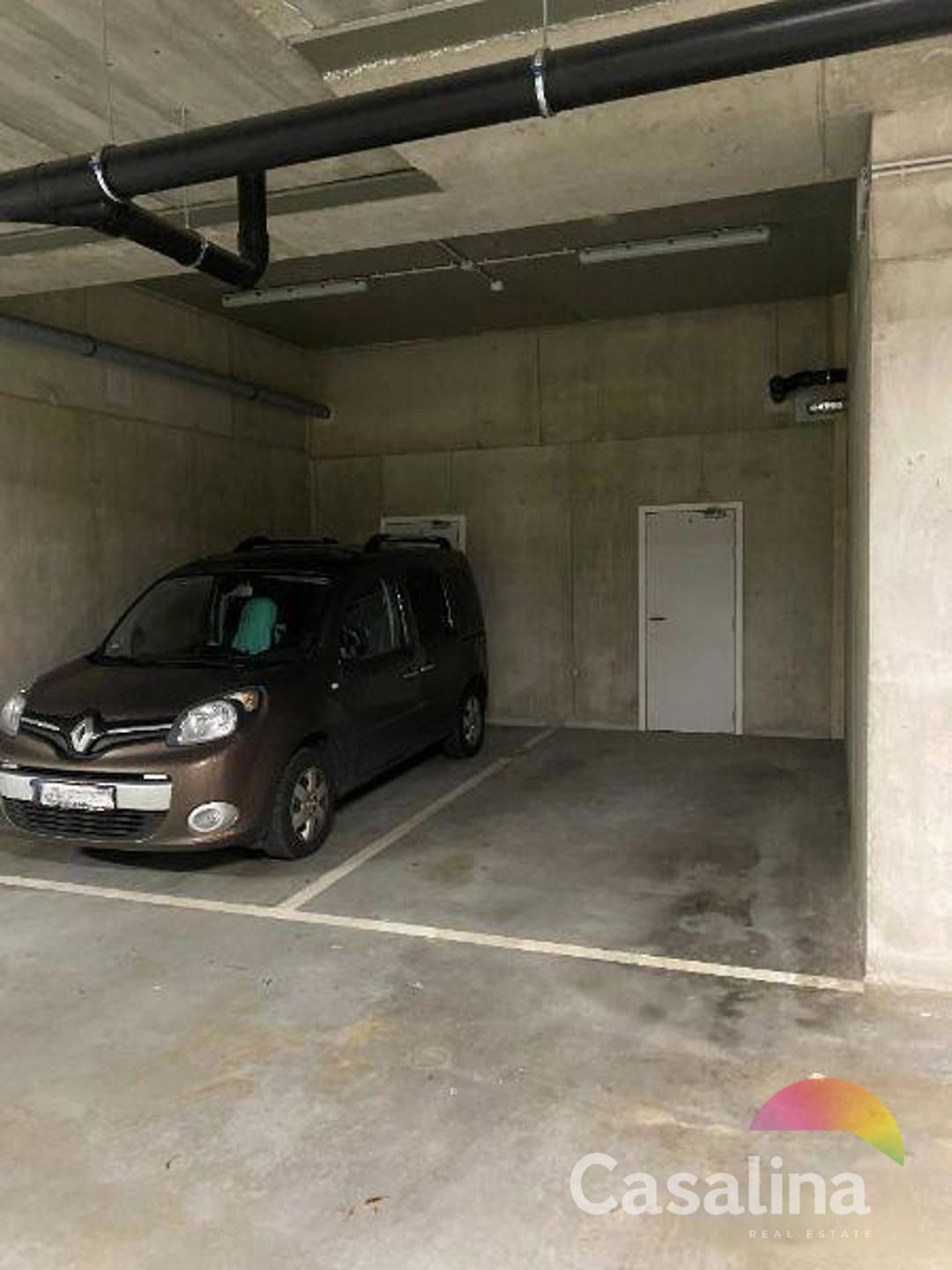 een autostaanplaats met berging/kelder foto 5