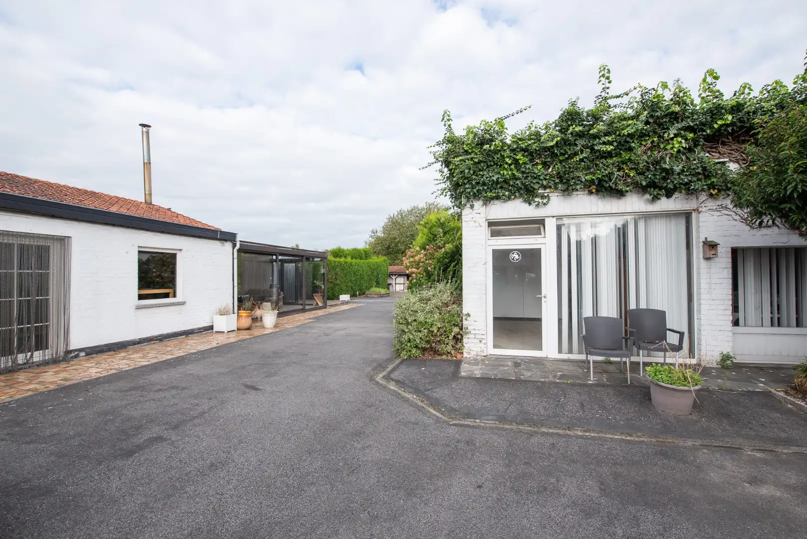 Halfopen bebouwing met 2 slaapkamers op groot perceel van 1305 m² foto 18