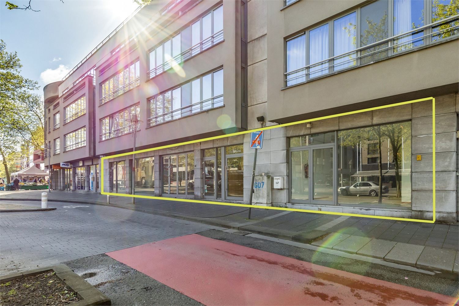 IDEALIS VASTGOED – Extra ruim handelspand (+-500m²!!!) met tal van mogelijkheden op een extra centrale, commerciële zichtlocatie te midden van het centrum in Genk foto {{pictureIndex}}