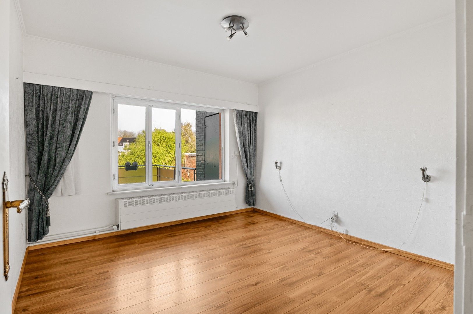 Te renoveren eengezinswoning met 17 garageboxen in Merksem foto 6