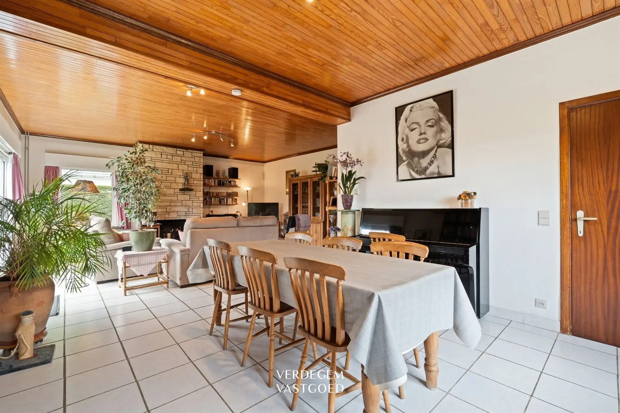 Charmante bungalow met 3 slaapkamers, ruime garage en zonnige tuin op 585m² foto 4