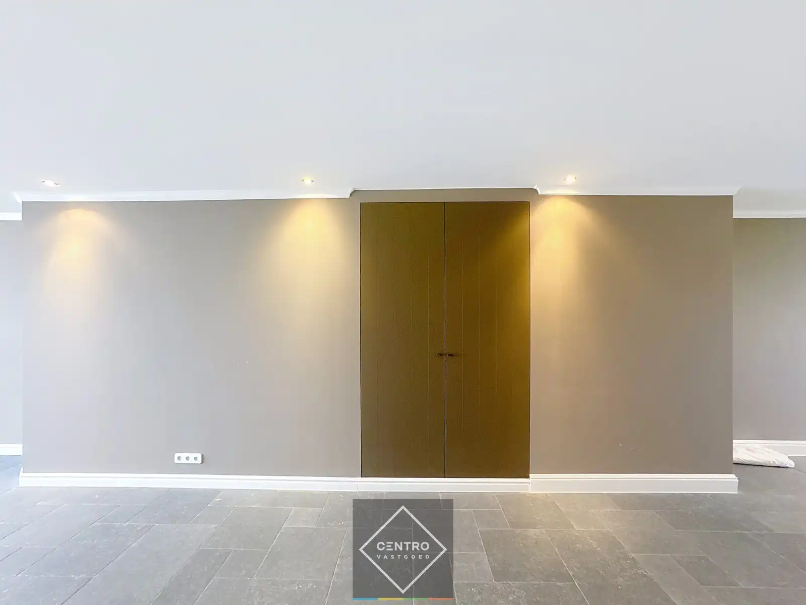 Prachtig gerenoveerde HANDELSRUIMTE / KANTOOR met TUIN langs een drukke verbindingsbaan (Gistel - Torhout, N33) te Ichtegem. foto 6