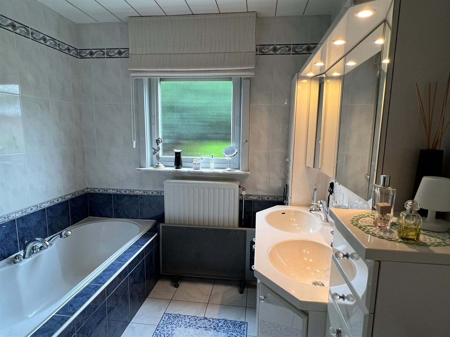 Comfortabele woning met een prachtige tuin en praktische bijgebouwen foto 5