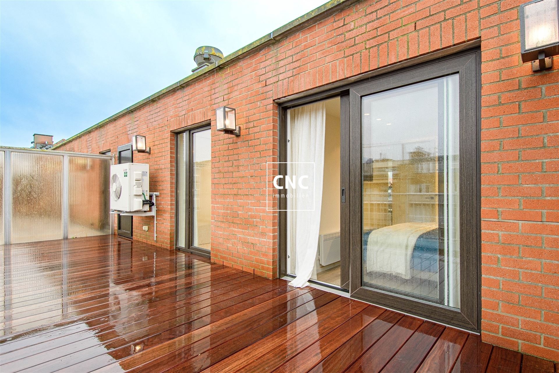 Gerenoveerde penthouse met grote terrassen nabij de zeedijk foto 16