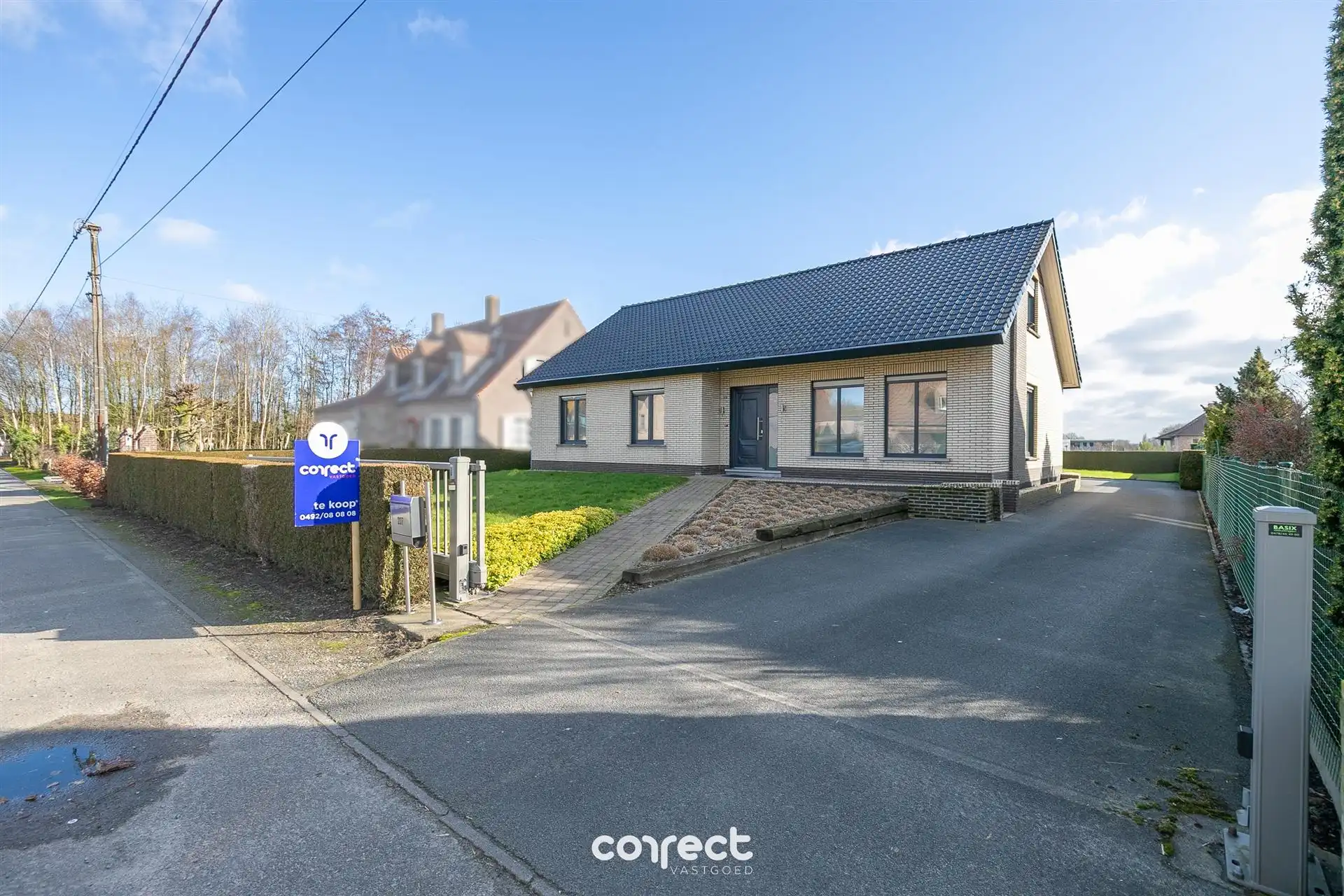 Ruime open bebouwing met 5 slaapkamers, 2 badkamers,  tuin,  garage, carport en werkplaats. foto {{pictureIndex}}