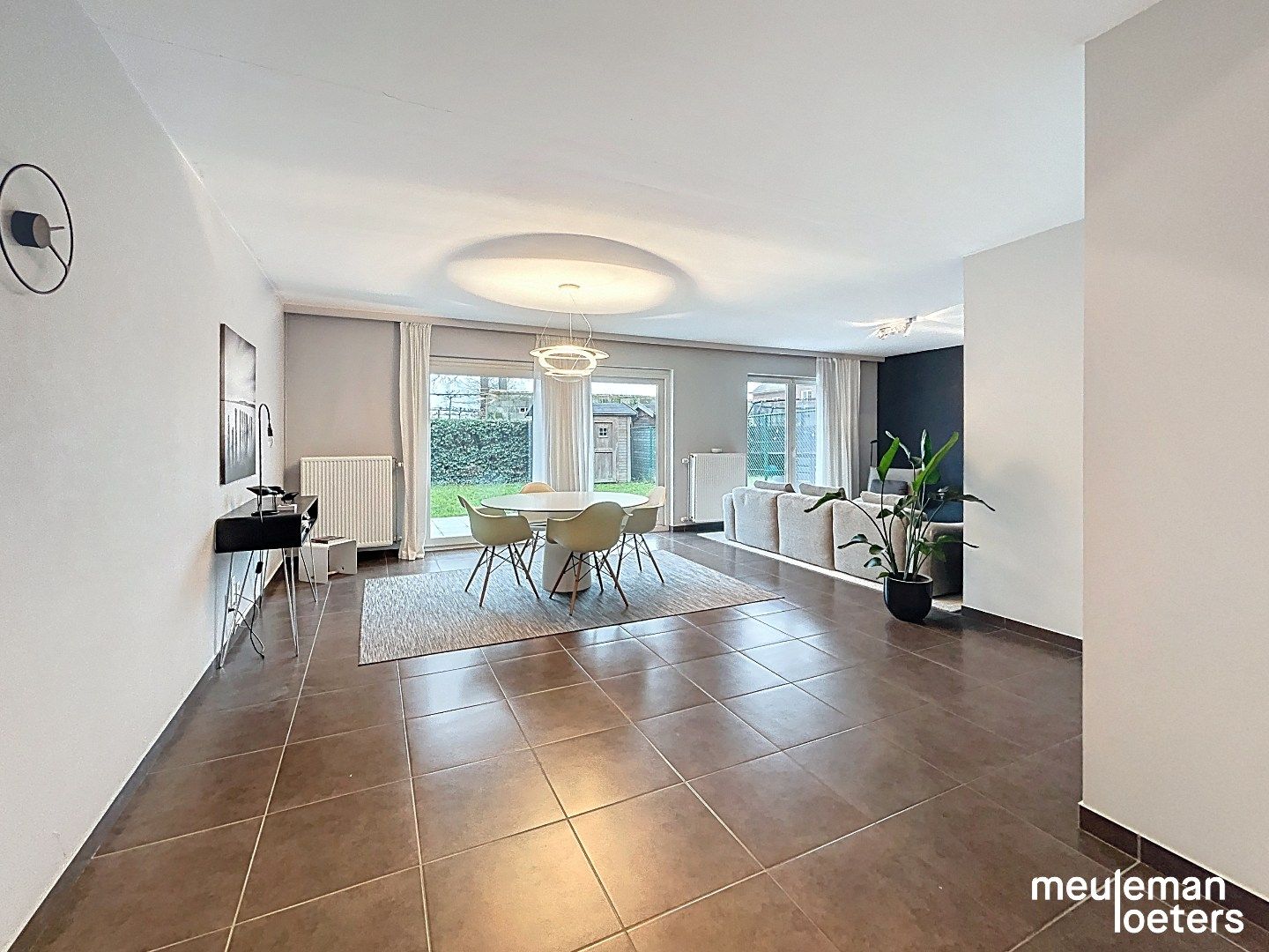 Lichtrijke woning met inpandige garage foto 12