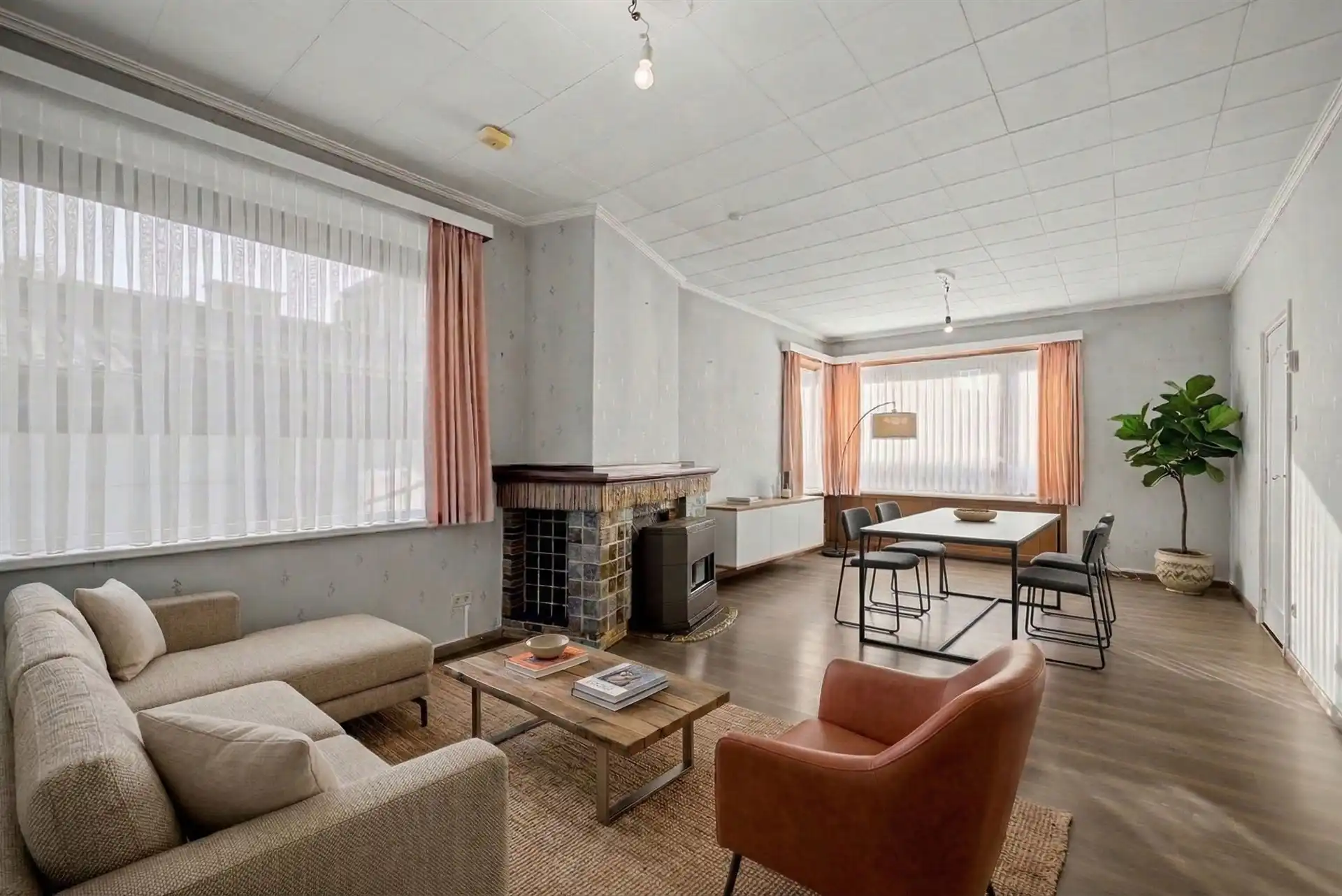 Uitstekend gelegen halfopen bebouwing met ruime oprit, 3 slaapkamers en uitgestrekte tuin foto 4