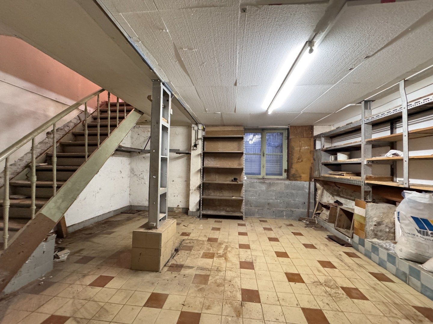 Zeer ruime te renoveren rijwoning met 4 bouwlagen.  foto 6