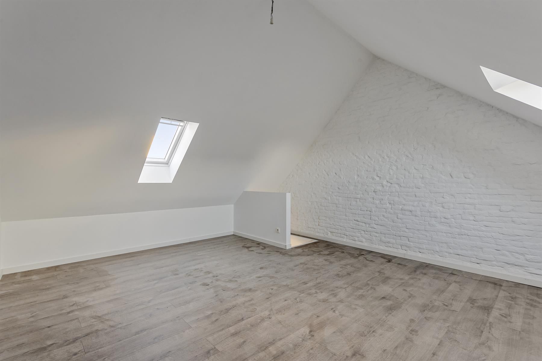 Totaal gerenoveerde woning met koer en voortuin. foto 11