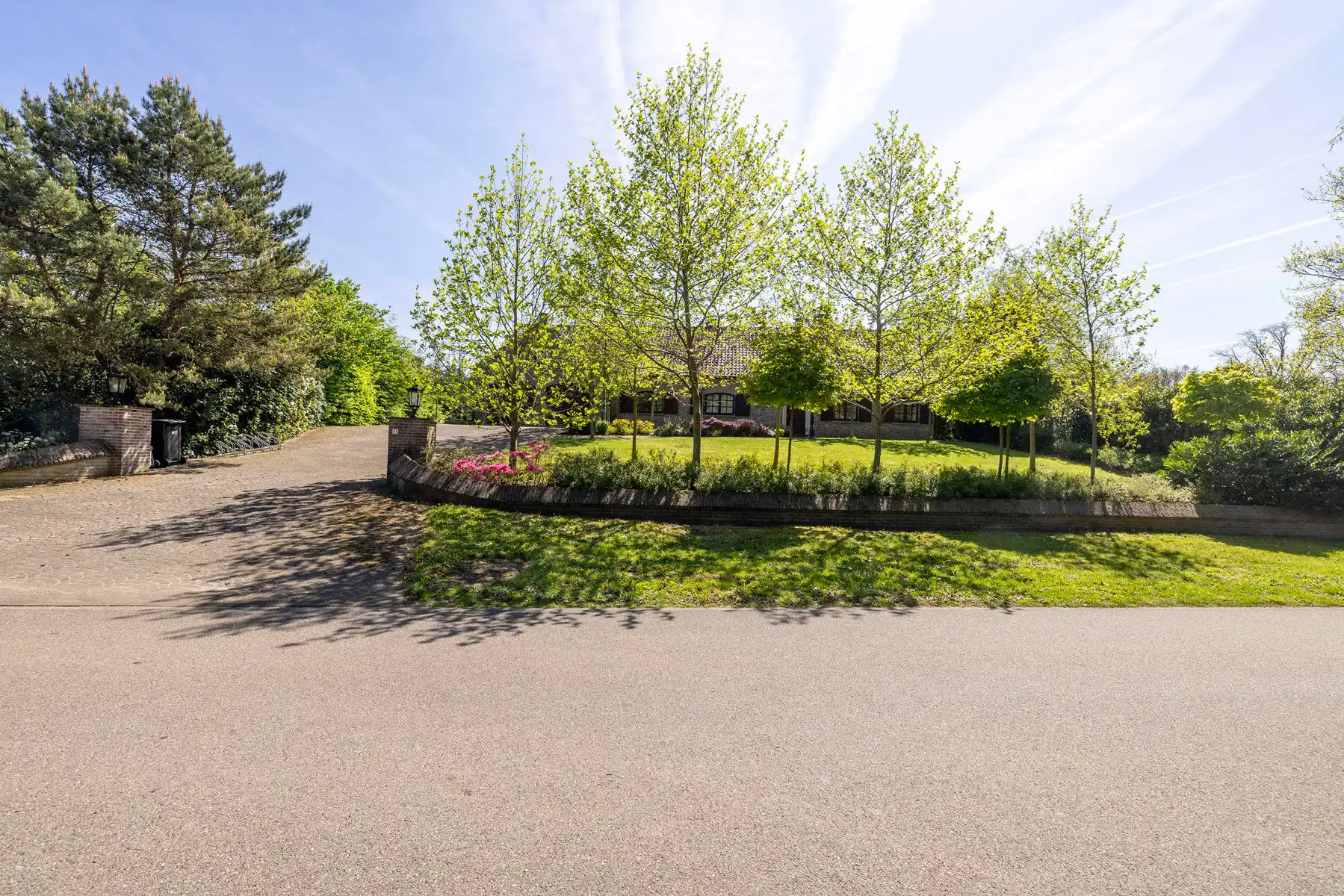 Ruim landhuis op ca. 3010 m² grond met ca. 736 m² bew.opp. foto 48