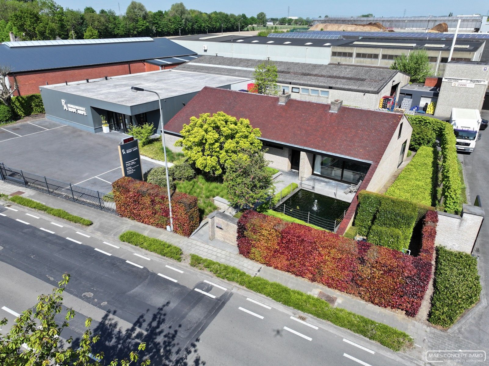 Magazijn te koop met villa, winkel en over te nemen handelsfonds foto 2