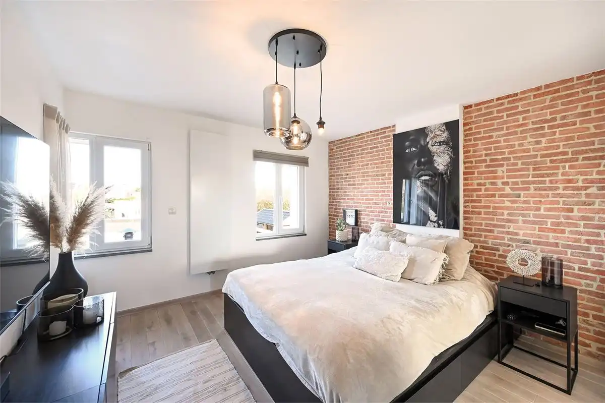 Geheel gerenoveerde woning met leuke tuin en grote garage foto 17