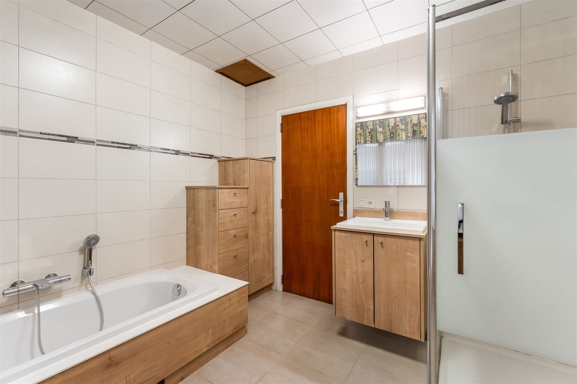 ZEER RUIME WONING (338M²) MET 5 SLAAPKAMERS OP EEN PERCEEL VAN 10ARE GELEGEN IN HET CENTRUM VAN OOSTHAM foto 24