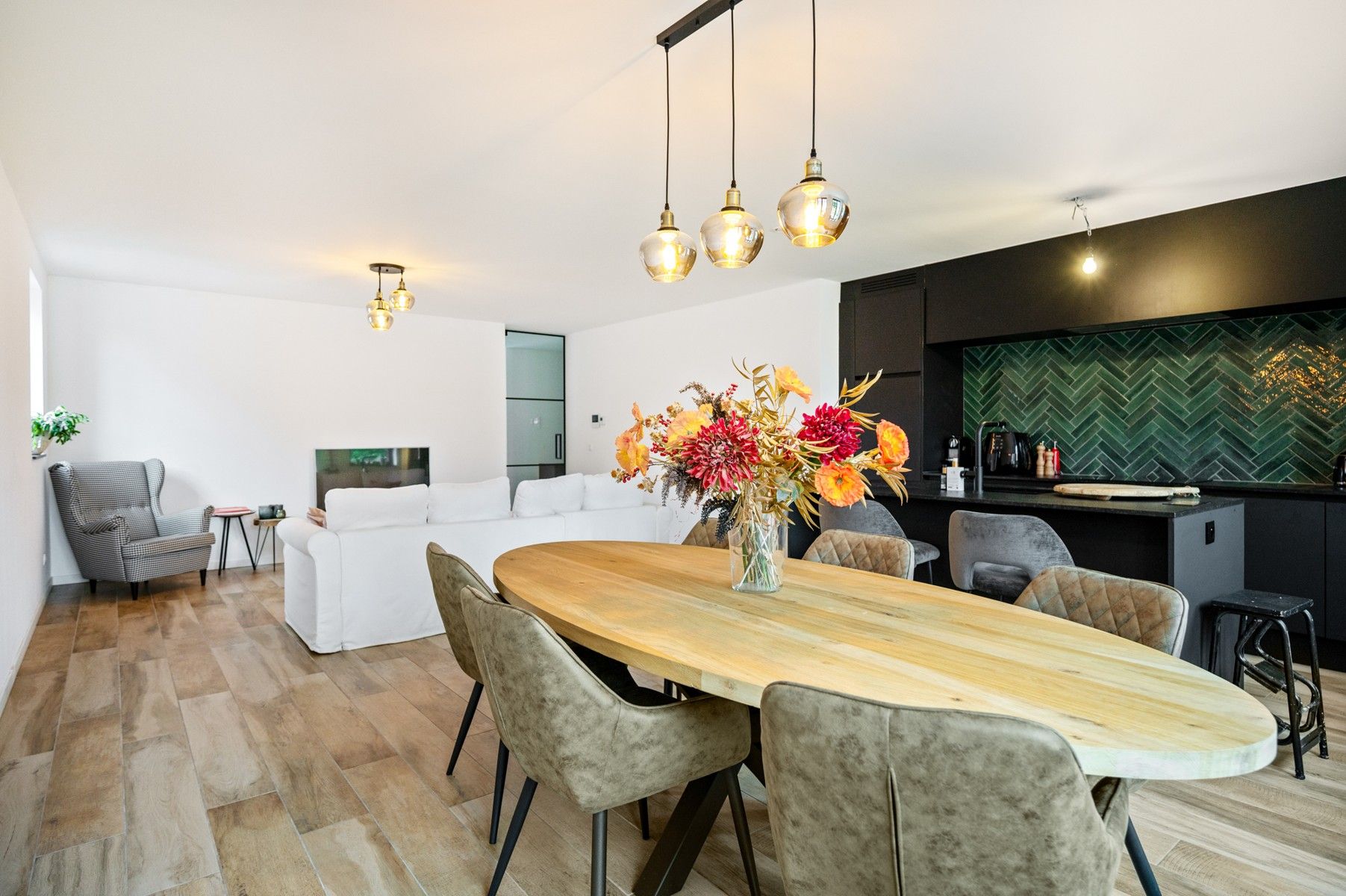 Prachtig en recent appartement met terras en autostaanplaats in het hart van Pulle foto {{pictureIndex}}