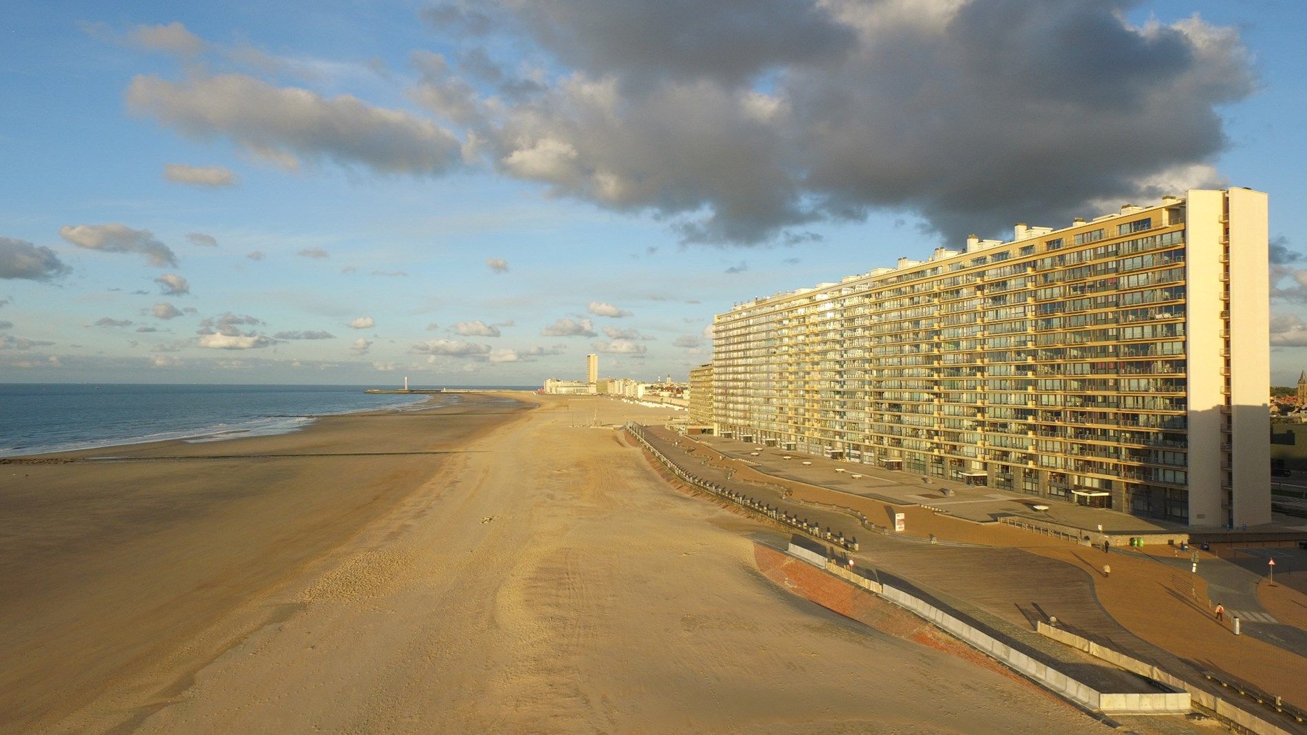 RIANT APPARTEMENT MET ZICHT OP ZEE EN TERRASSEN  foto {{pictureIndex}}
