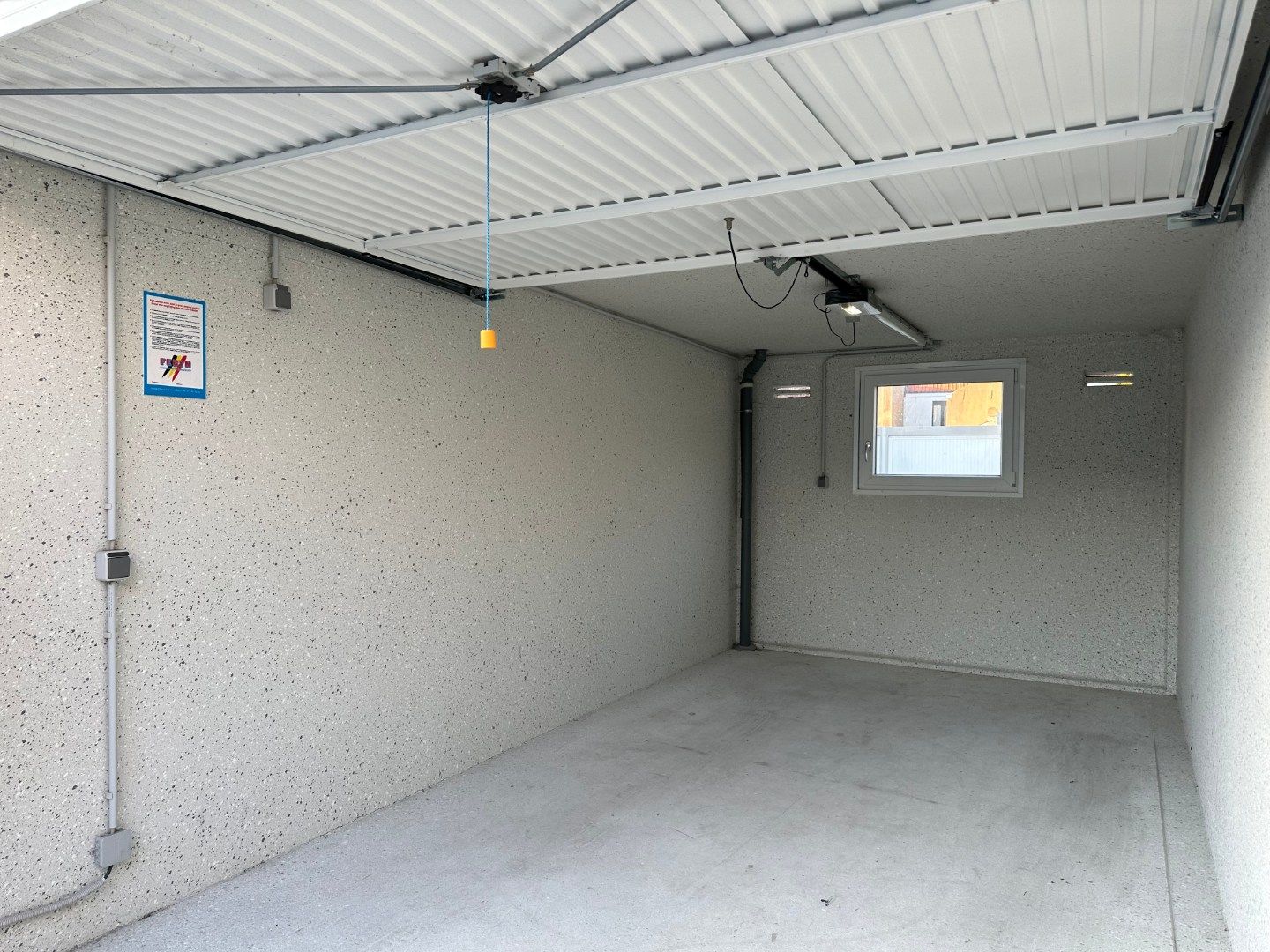 Afgesloten garagebox op Moerkerkse Steenweg te Sint-Kruis foto {{pictureIndex}}