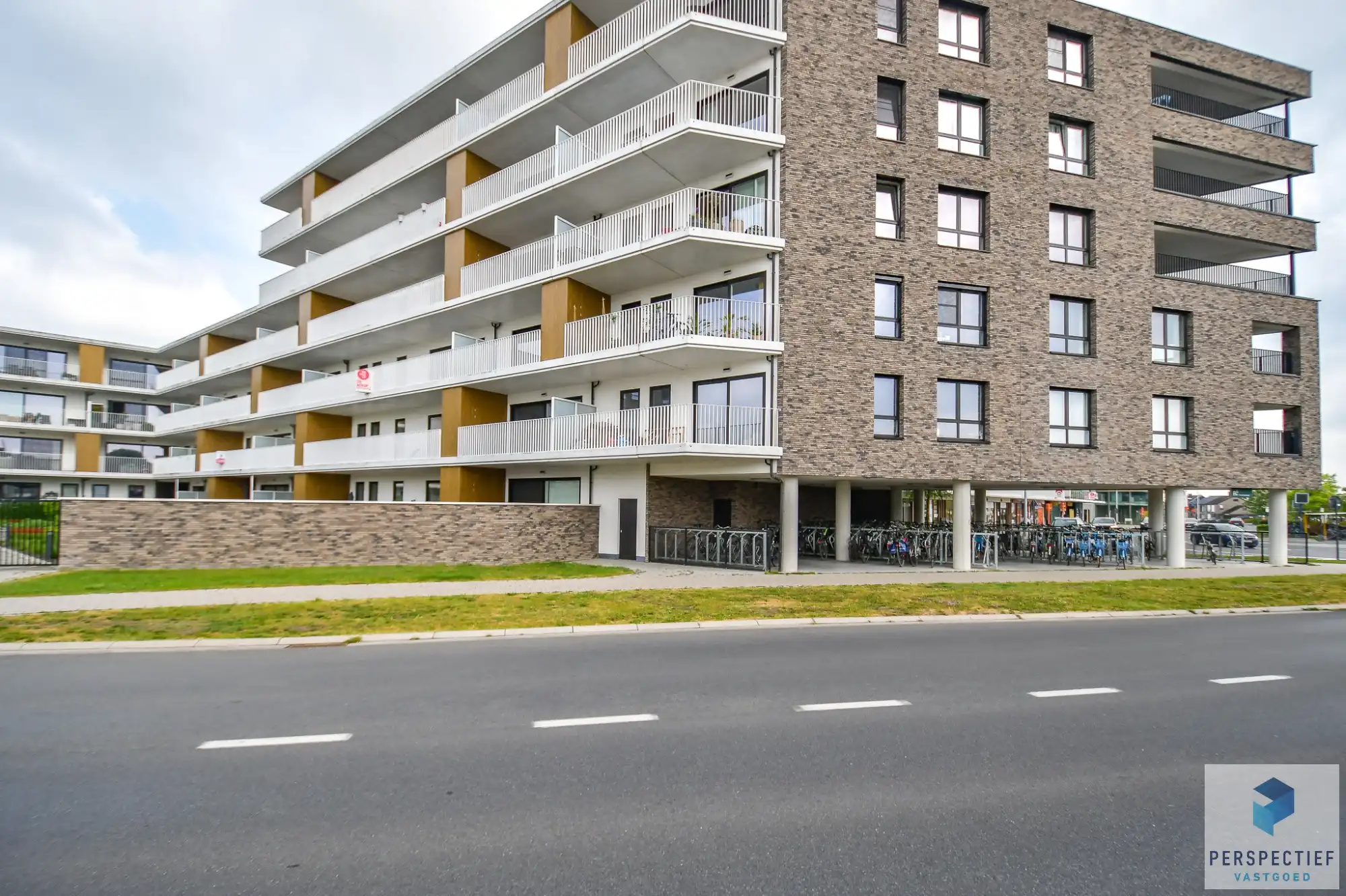 Centraal gelegen ruim&nbsp; appartement met 3 slpks en autostaanplaats foto {{pictureIndex}}