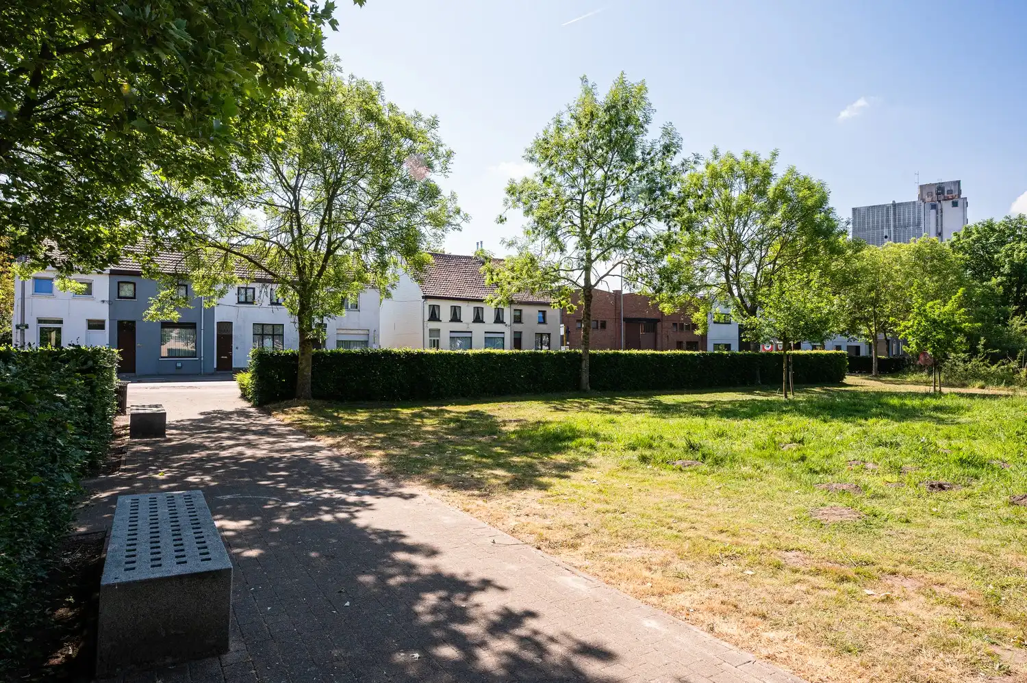 Te renoveren woning met veel potentieel foto 20