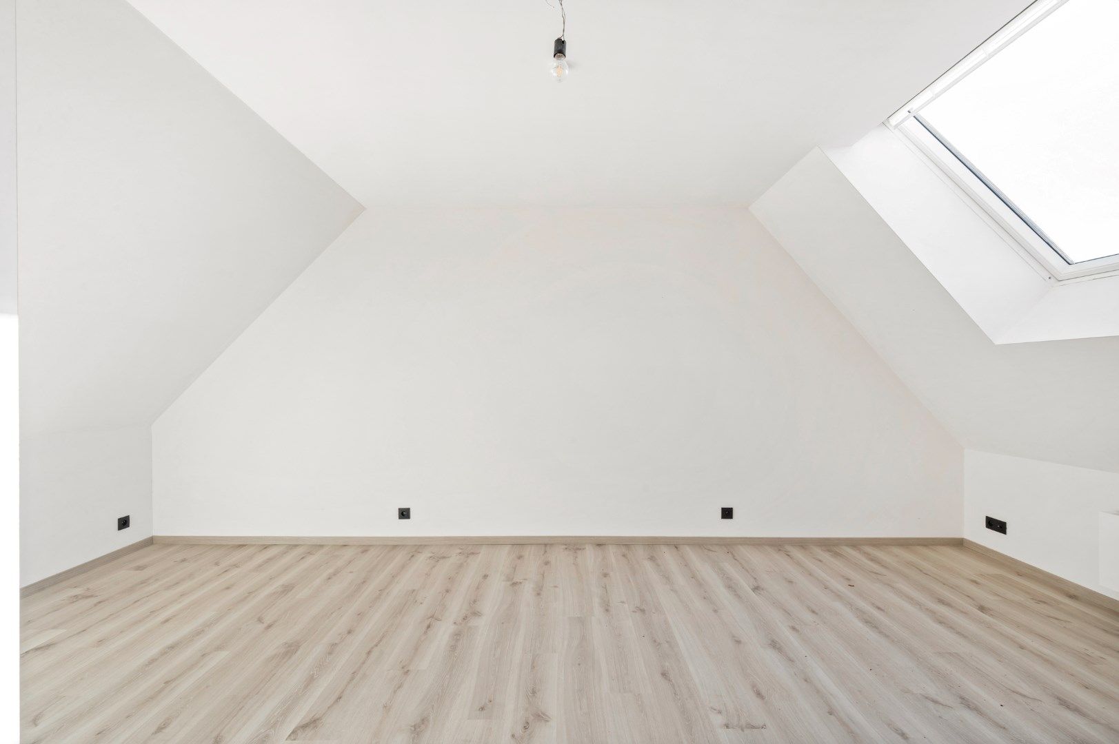 RECENT GERENOVEERDE WONING (2024) MET 3 SLPKS, RUIME TUIN EN MOGELIJKHEID DUBBELE GARAGE foto 16