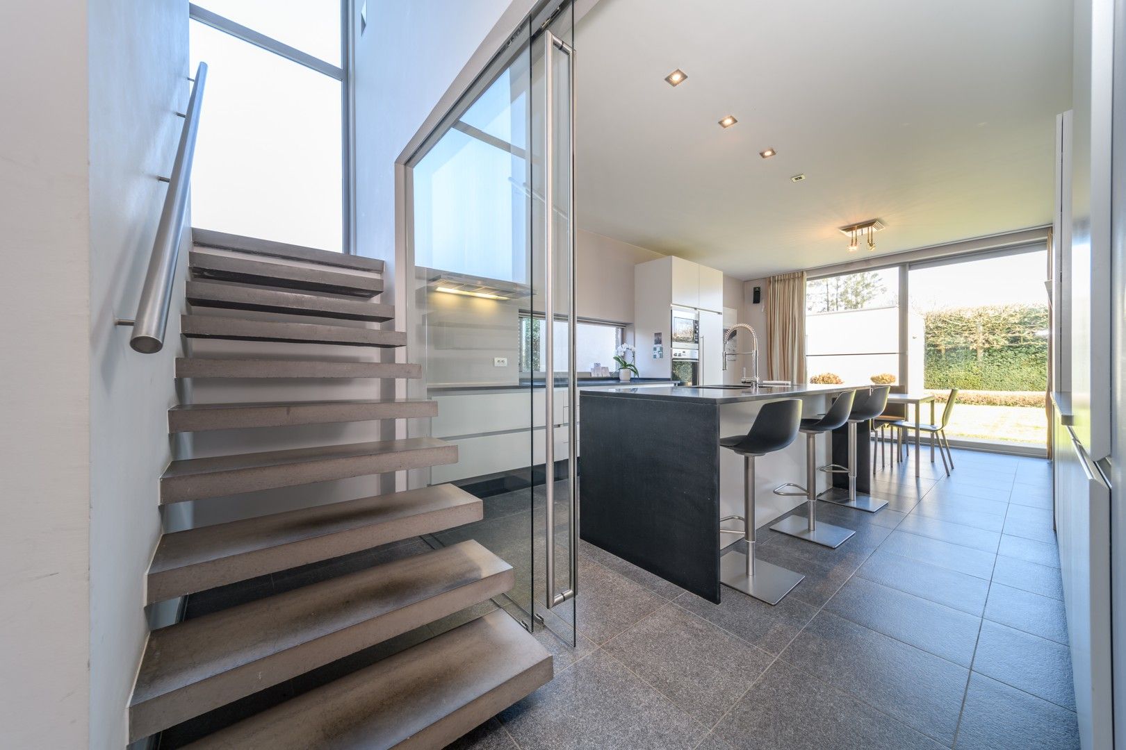Zeer ruime en kwalitatief afgewerkte villa te Gijzegem foto 5