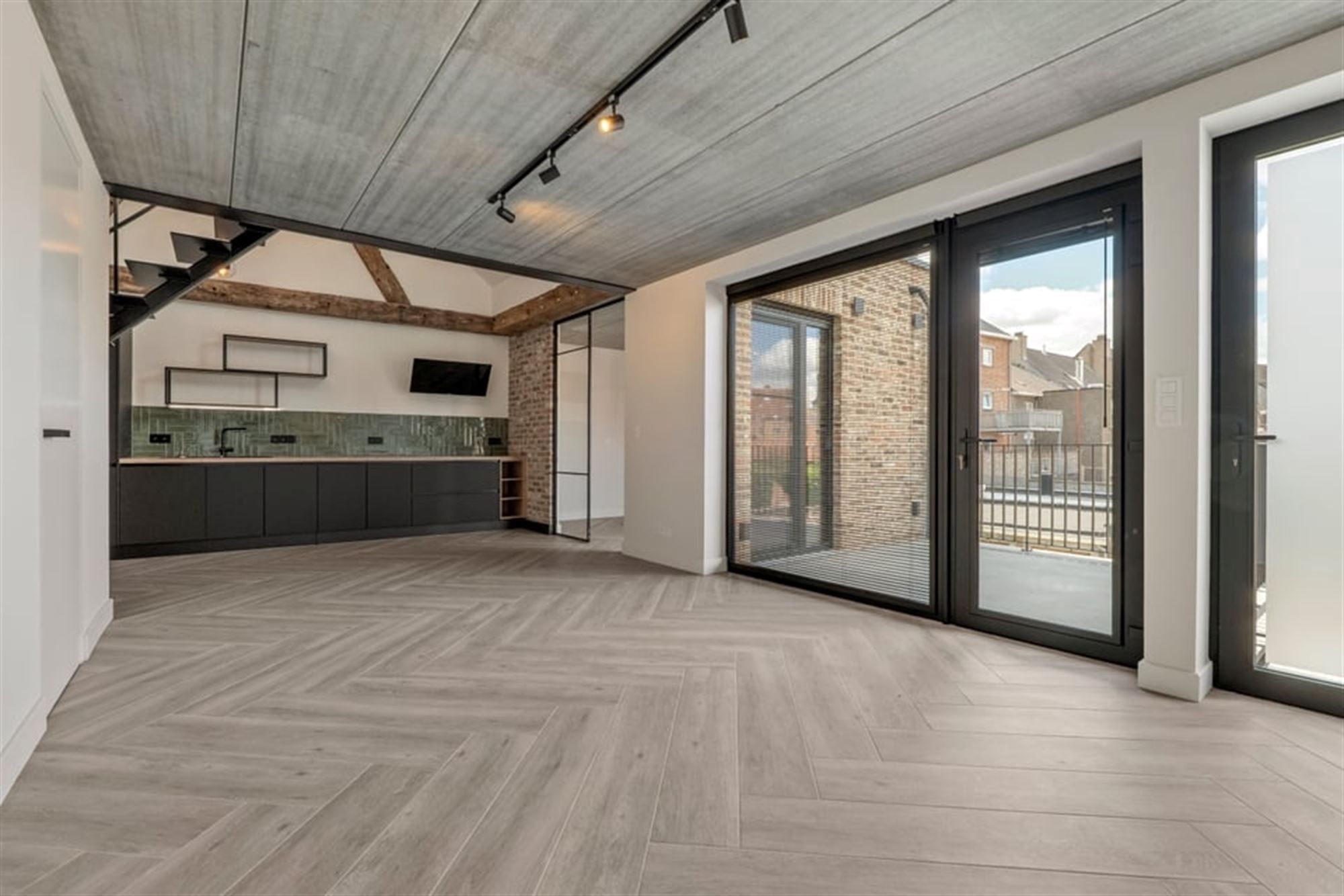 PRACHTIG GERENOVEERD APPARTEMENT MET 2 TERRASSEN TE HUUR MIDDENIN HET CENTRUM VAN SINT-TRUIDEN  foto {{pictureIndex}}