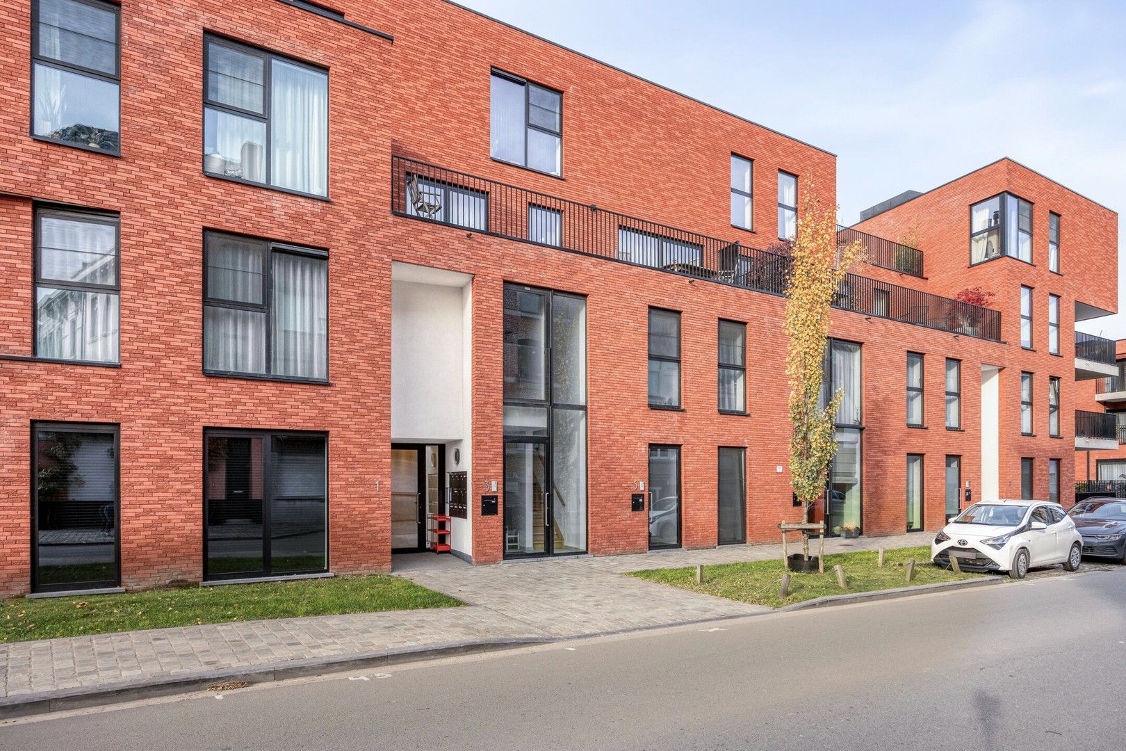 RECENTE, INSTAPKLARE DUPLEXWONING (2022) MET 3 SLPKS - 3 BADK - RUIM TERRAS - GEM. TUIN foto {{pictureIndex}}