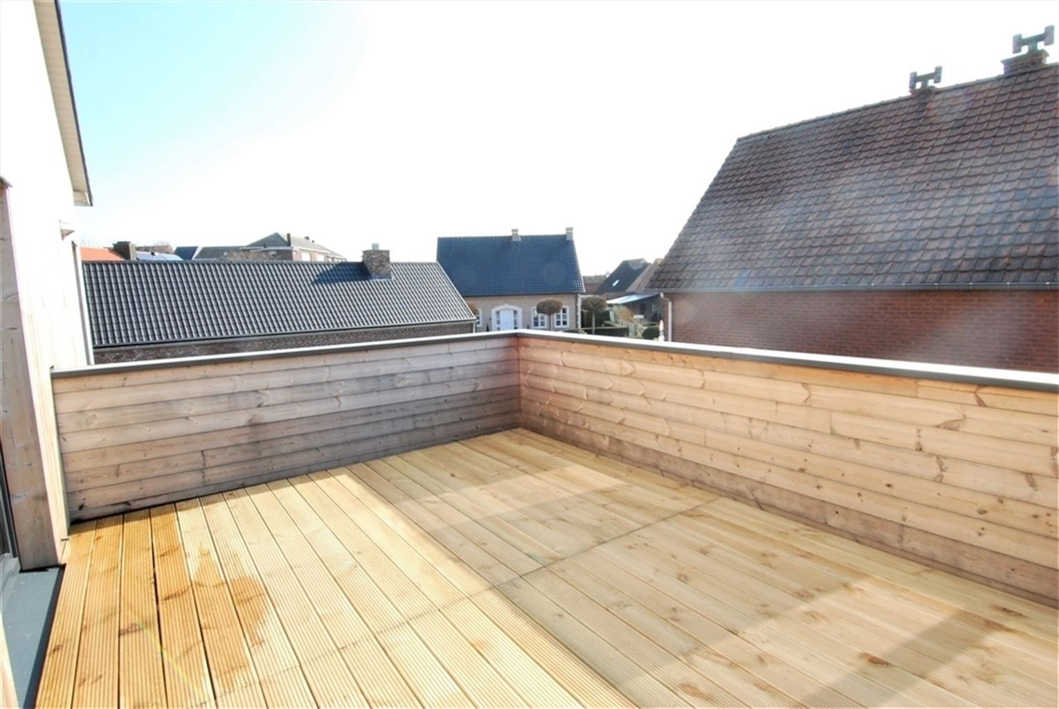 Gezellig appartement met 2 slaapkamers en ruim, zuid-gericht terras en garage, gelegen in het centrum van Kinrooi. foto 4