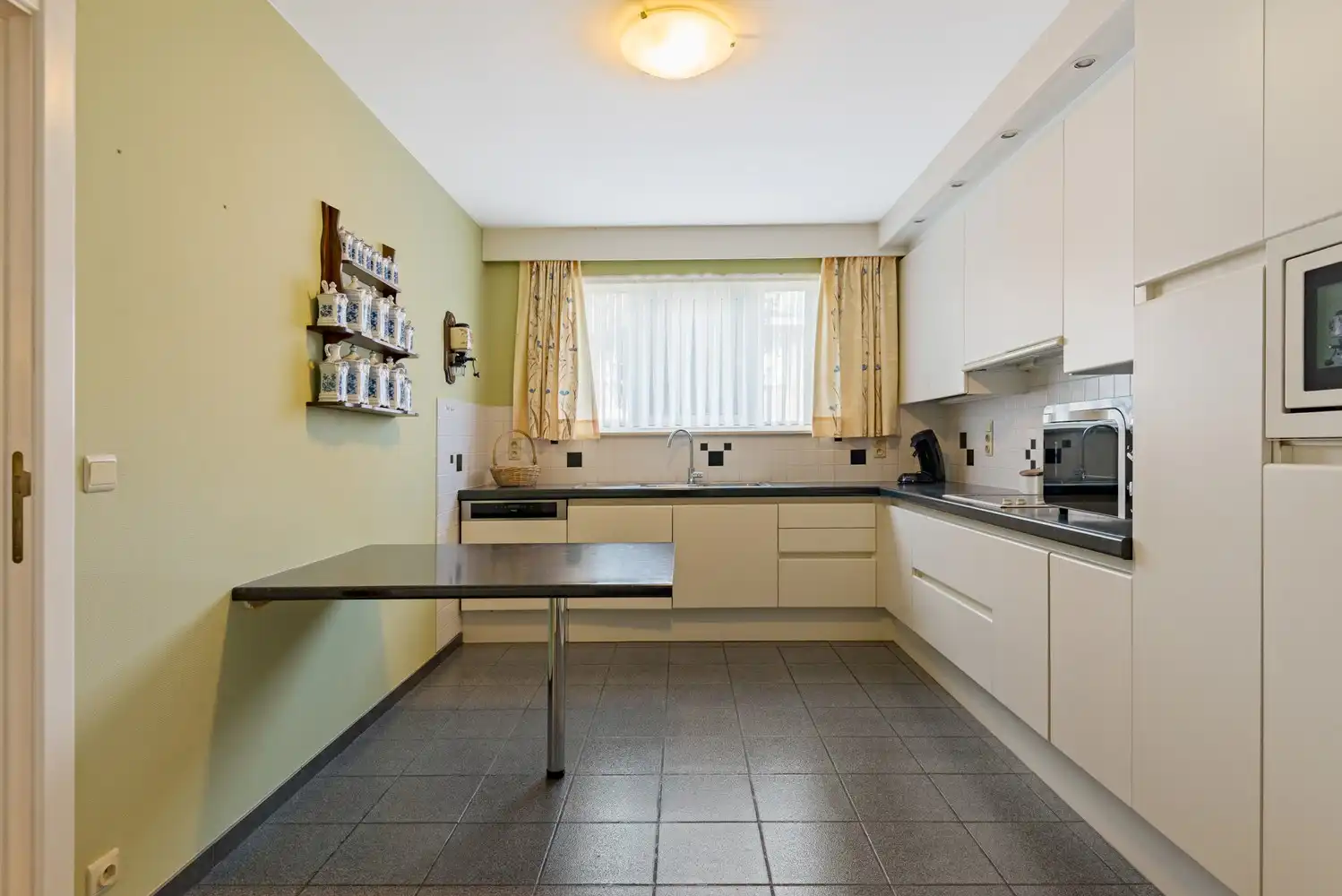 Ruim gelijkvloers appartement met 3 slaapkamers en 2 garageboxen in het centrum van Ranst! foto 7
