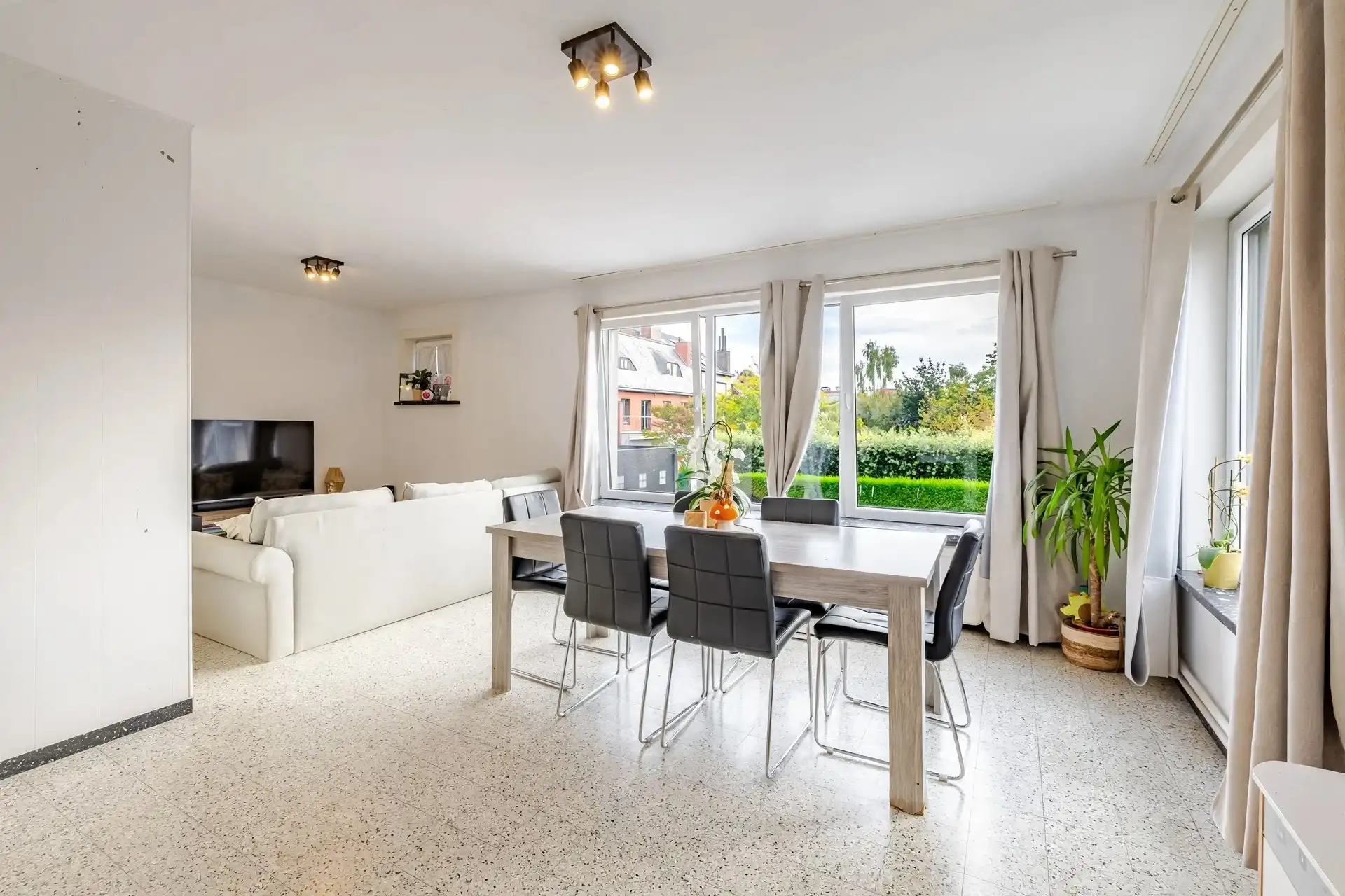Gunstig gelegen appartement met 2 slaapkamers foto 4