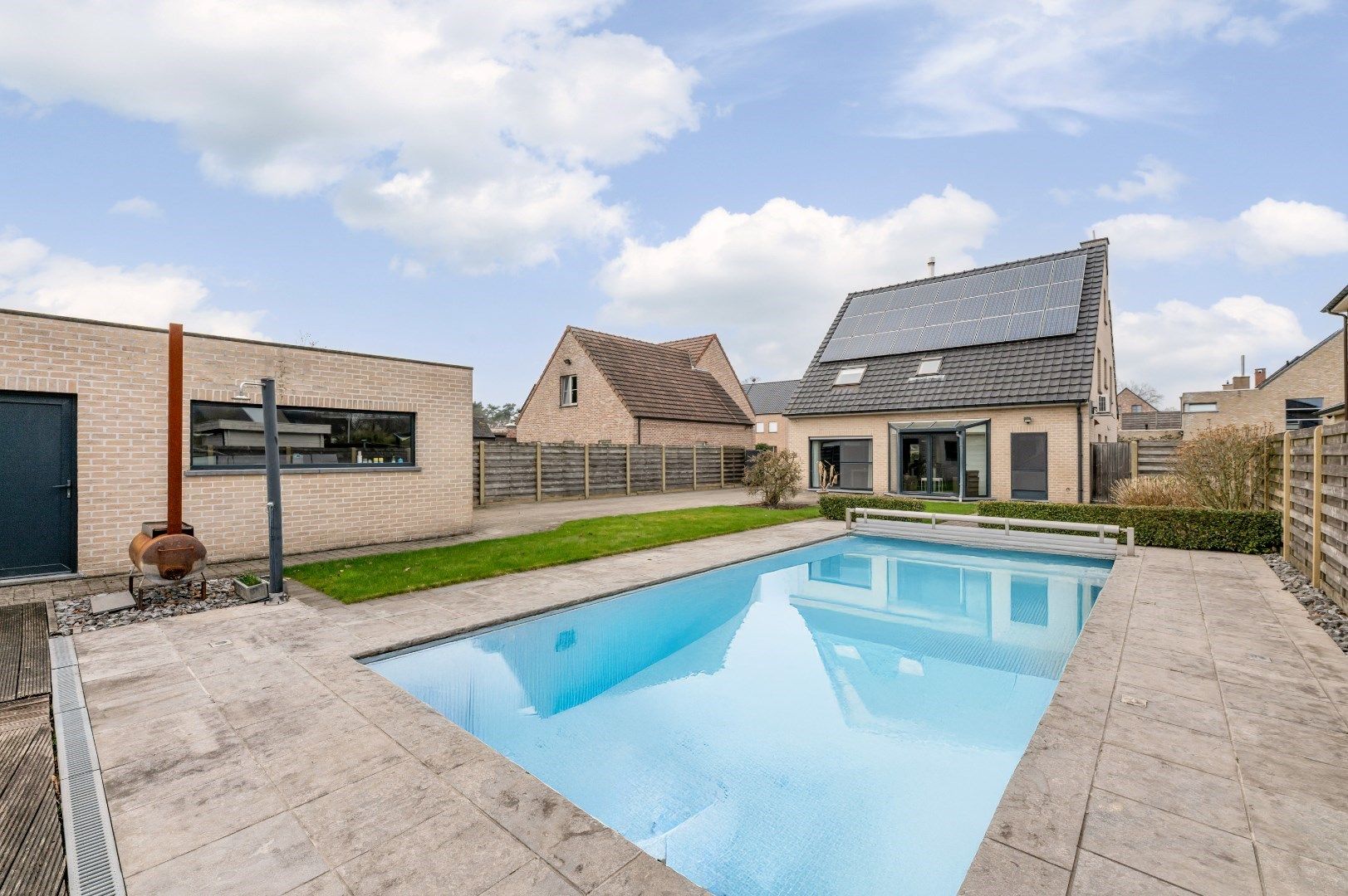 Ruime open bebouwing met tuin, terras, garage en 5 slaapkamers foto {{pictureIndex}}