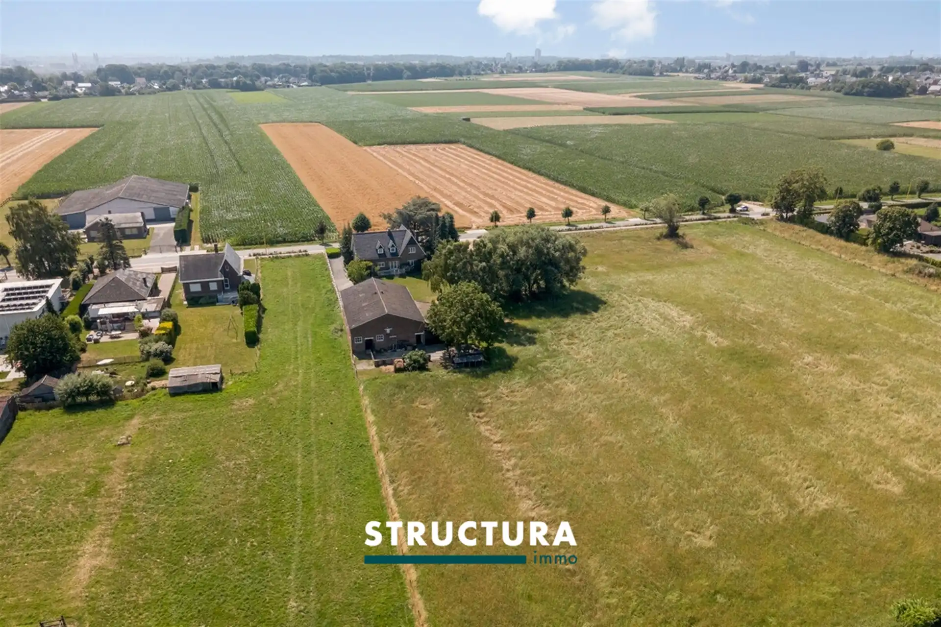Hoofdfoto van de publicatie: Villa met grote loods, omgeven door groen 