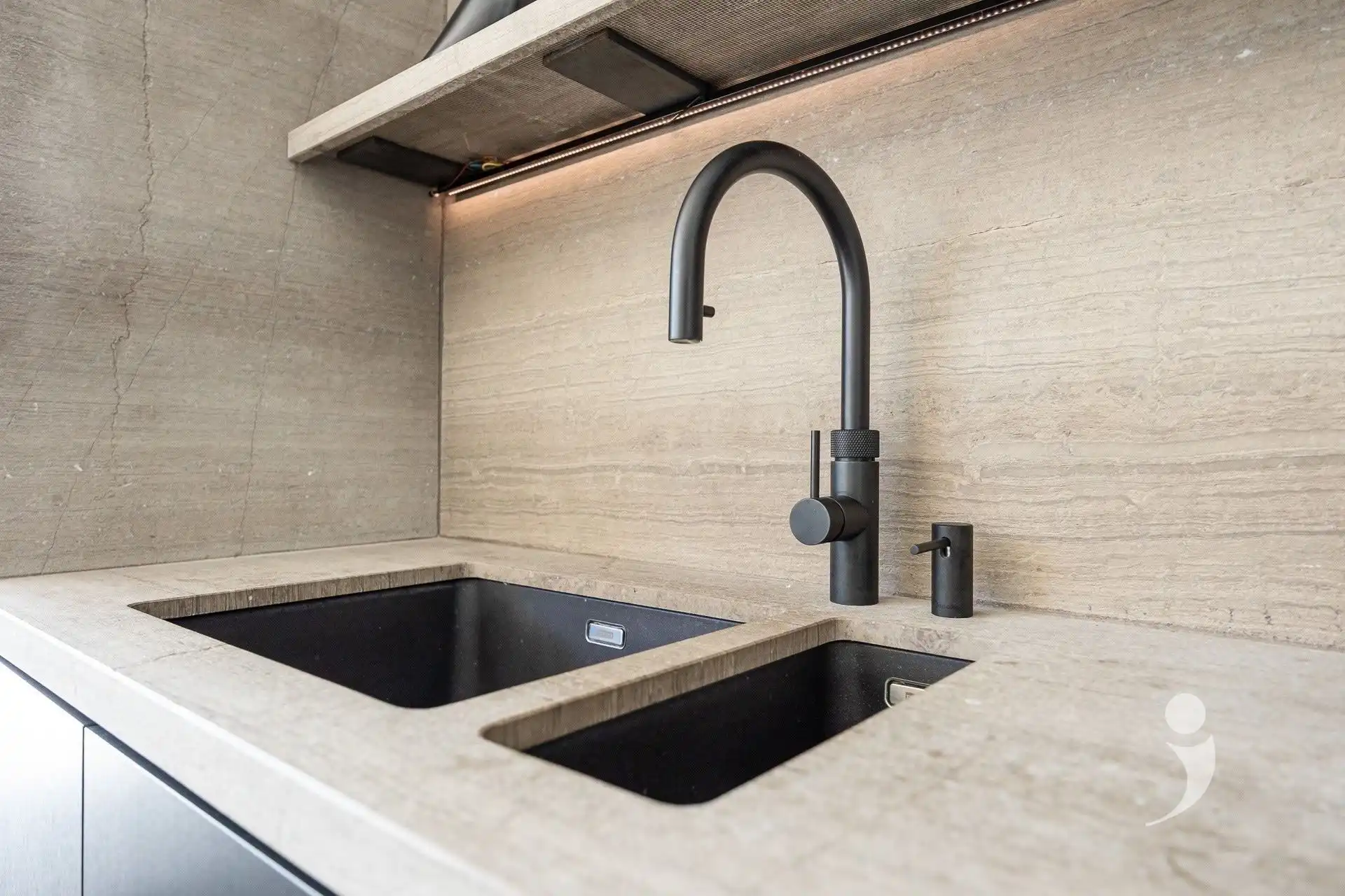 High-end architectenwoning met zwembad en prachtig zicht op de achterliggende weides foto 7